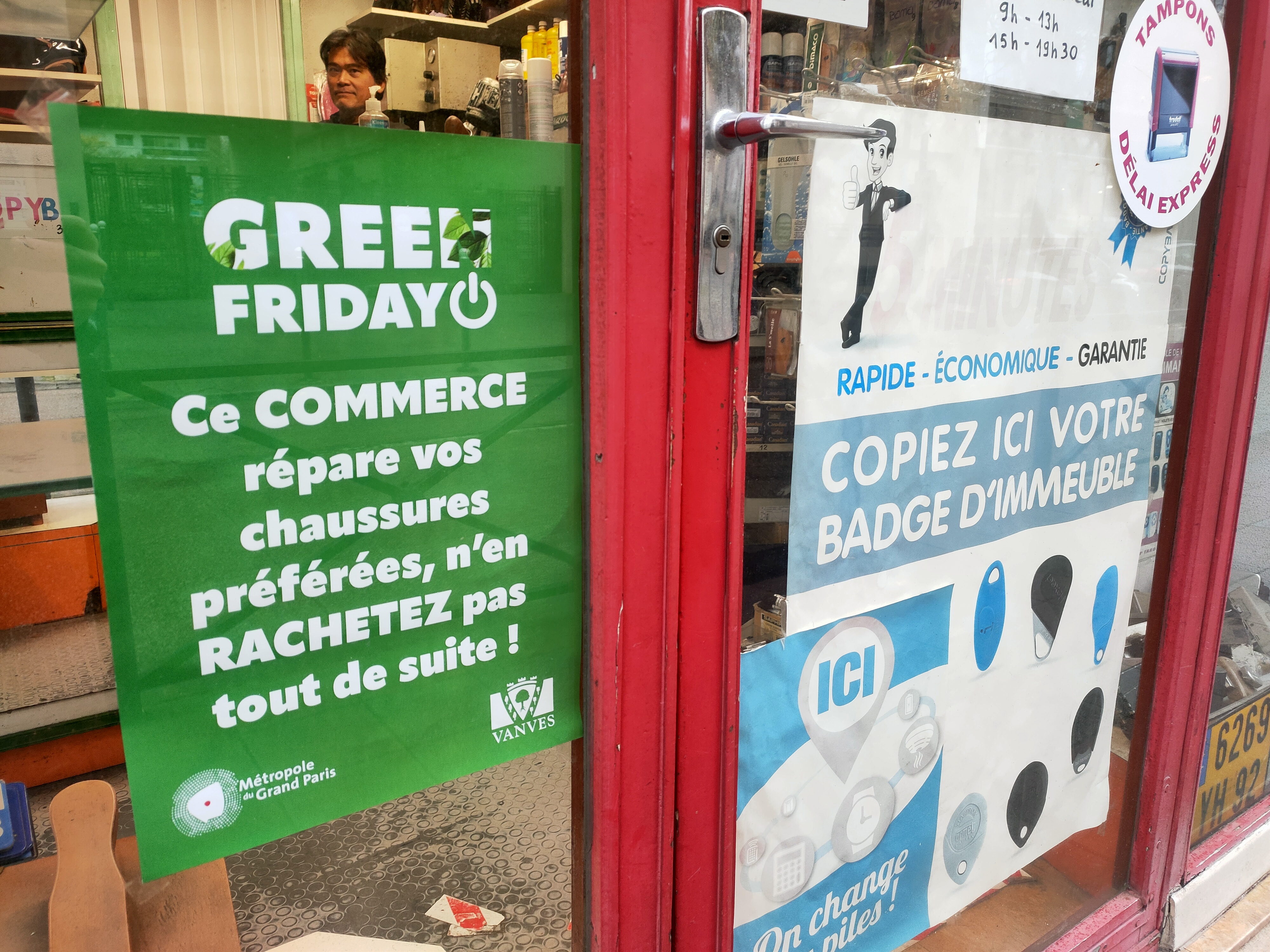 Vanves (Hauts-de-Seine), ce vendredi. La cordonnerie de Duy Dien participe au Green Friday, espérant encourager les gens à entretenir leurs chaussures plutôt qu'à les jeter dès qu'elles sont usées. LP/Maxime Ducher