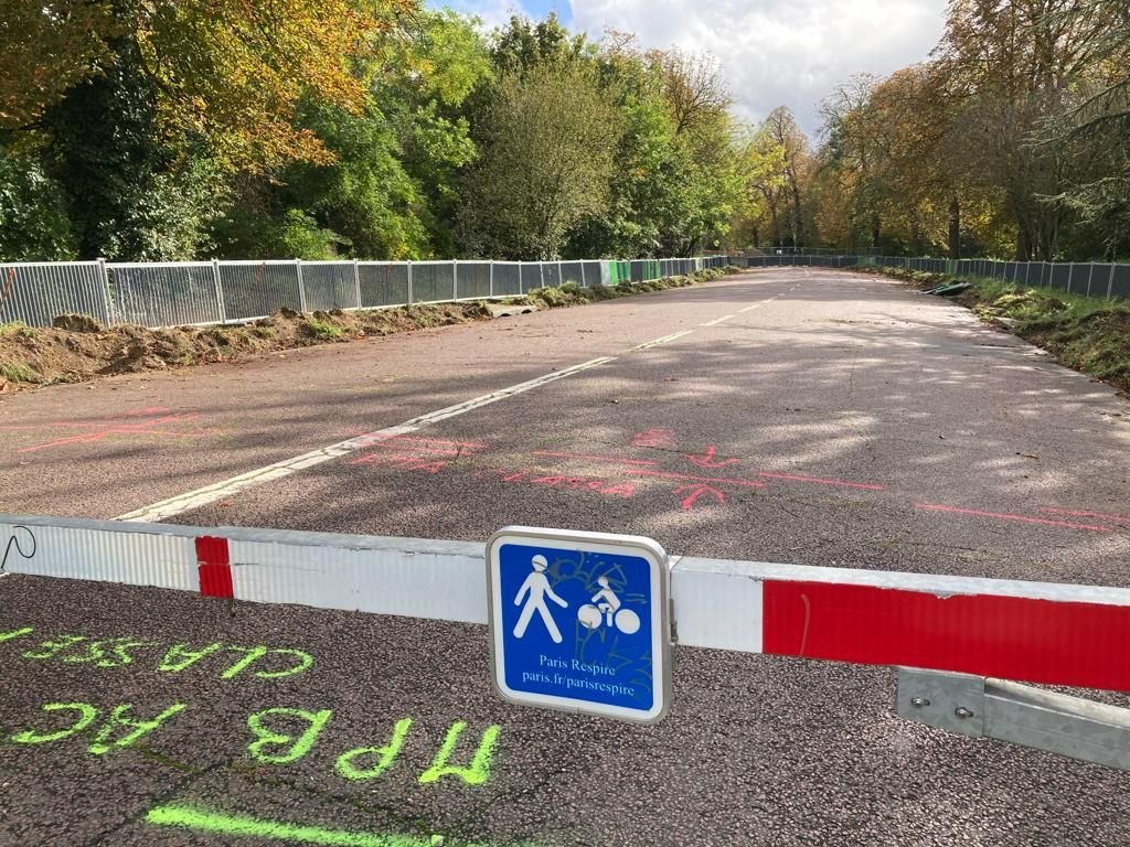 La route du Parc, qui permettait d'aller du nord au sud dans le bois de Vincennes, a été fermée aux voitures par la Ville de Paris. LP/Agnès Vives