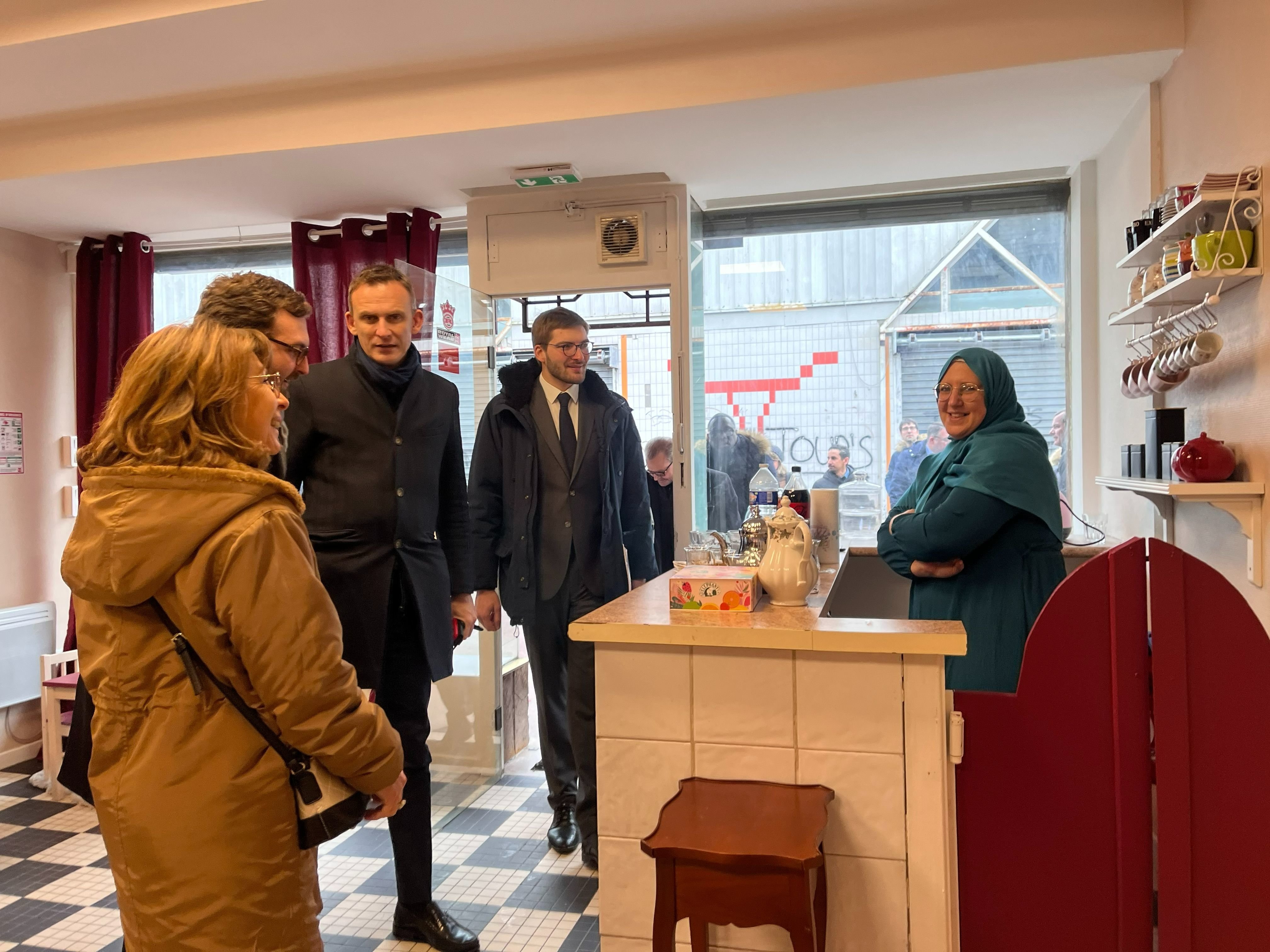 Savigny-sur-Orge, le mardi 31 janvier 2023. Fem Schelpe (à droite) inaugurera le 19 février son salon de thé installé dans le centre commercial à ciel ouvert du quartier de Grand-Vaux. LP/Nolwenn Cosson