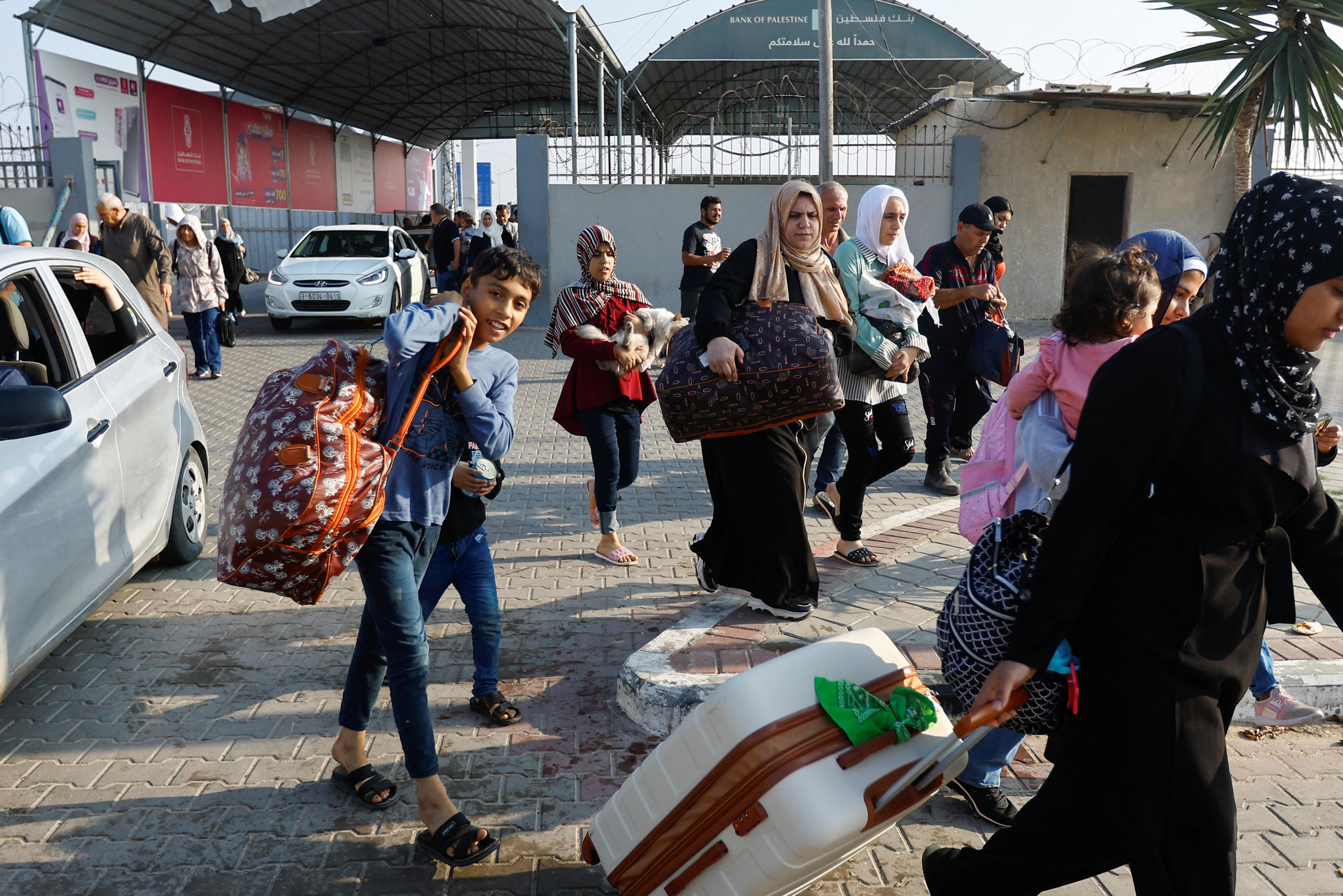 Depuis mercredi, des plastinniens blessés, des étrangers et des binationaux ont pu commencer à quitter Gaza vers l'Egypte. REUTERS/Ibraheem Abu Mustafa
