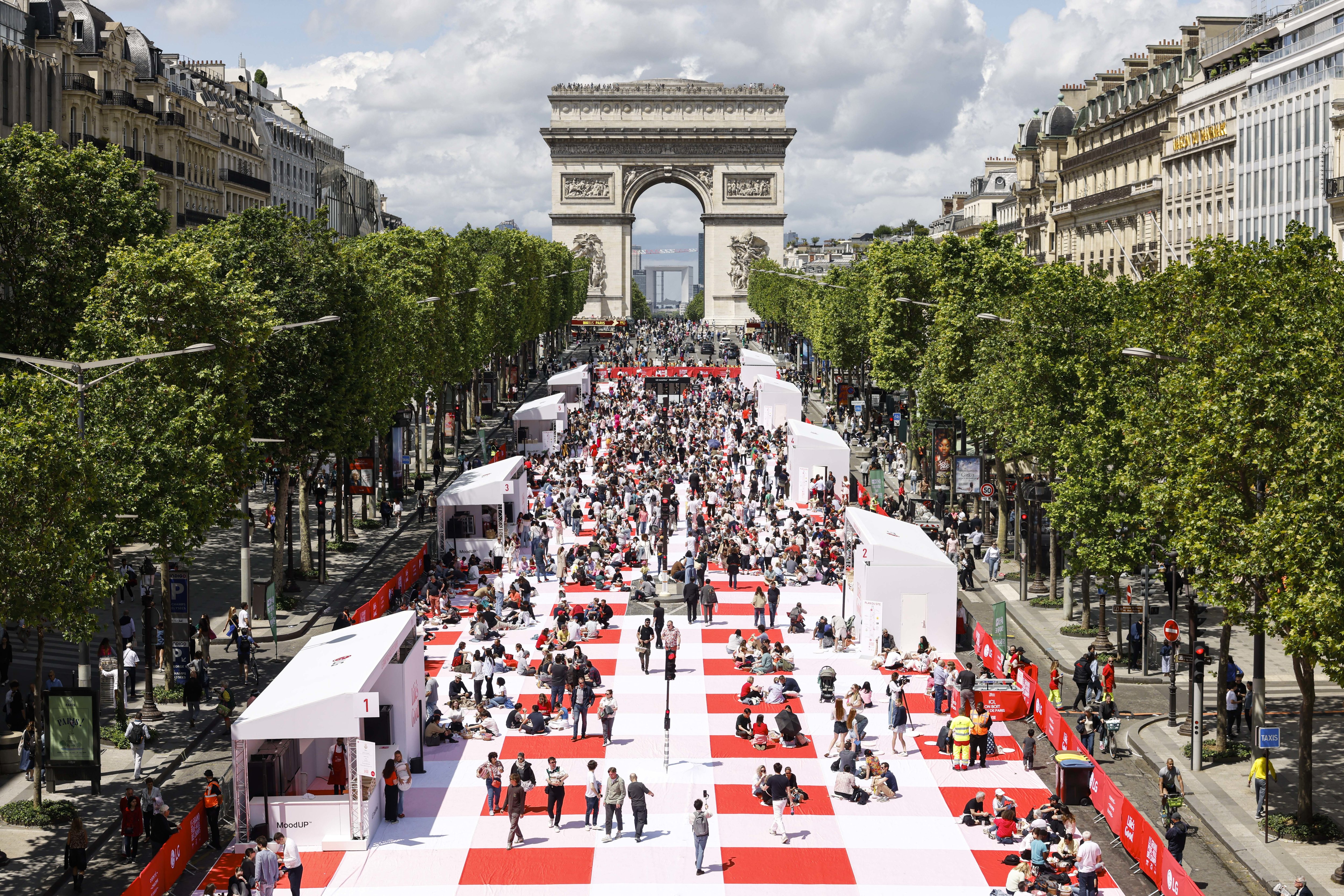 Paris, le 26 mai 2024. Le comité des Champs Elysées a organisé un grand pique-nique sur le haut de l'avenue des Champs-Élysées. LP/Olivier Corsan