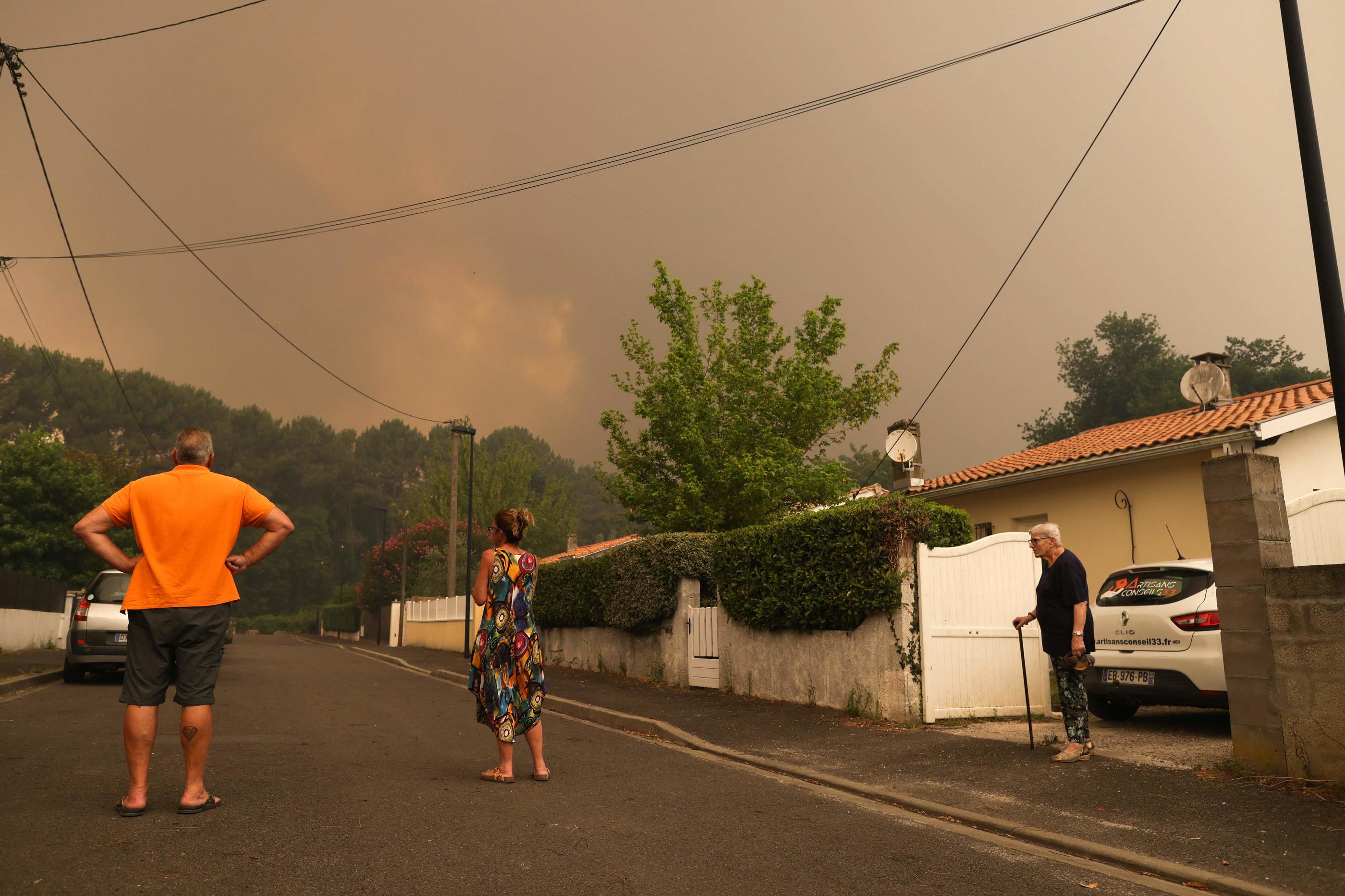 Des habitants de Cazaux contemple l'incendie de La Teste-de-Buch (Gironde) le 14 juillet. AFP/Thibaud Moritz