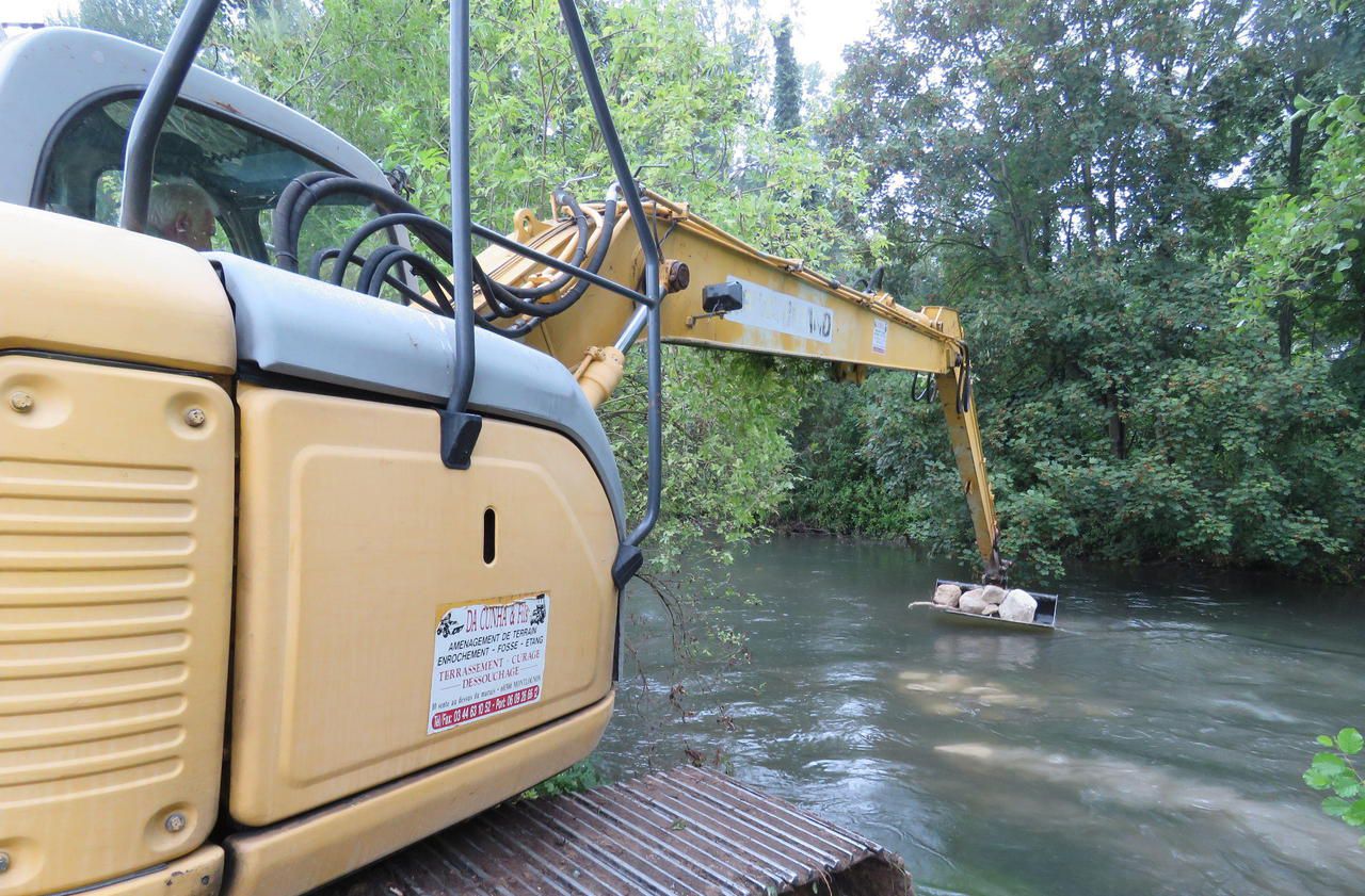 <b></b> Beauvais, jeudi. Les amas de blocs de calcaire visent à recréer un écosystème favorable aux poissons et aux insectes.