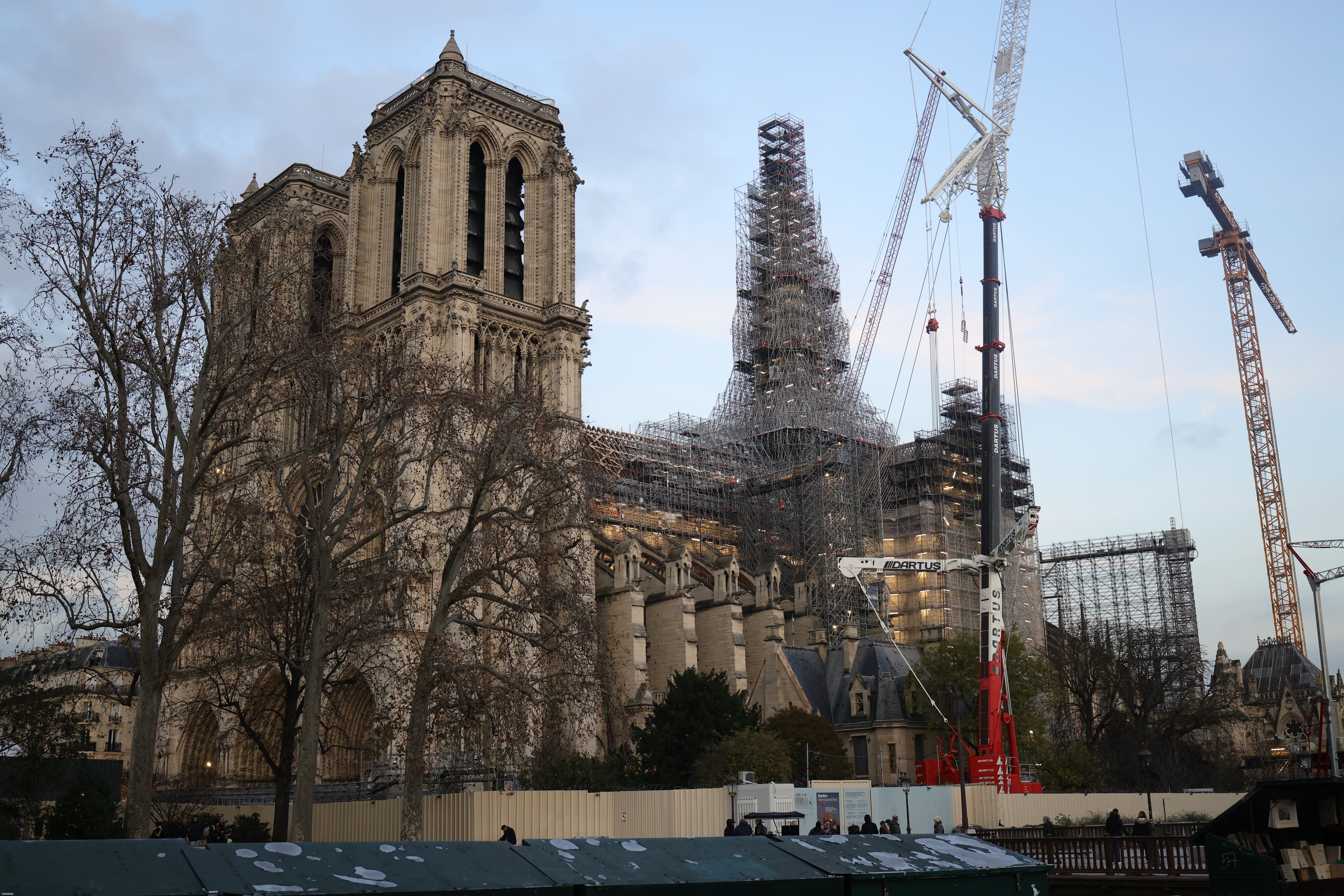 Notre-Dame de Paris, ici mercredi 6 décembre 2023, va peu à peu se débarrasser des échafaudages qui la recouvrent. LP/Olivier Arandel
