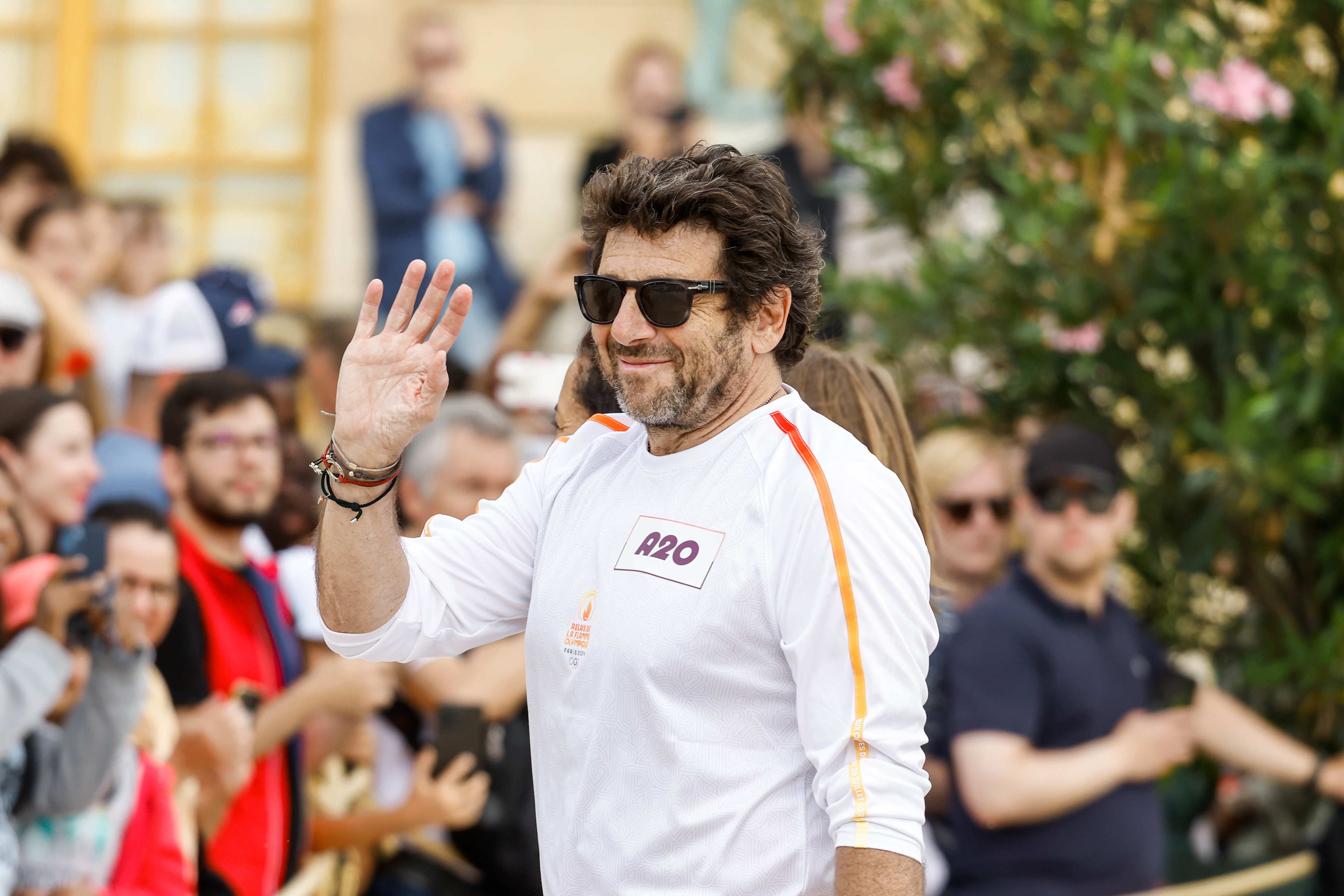 Patrick Bruel était l'un des porteurs de la flamme ce mardi au château de Versailles, dans les Yvelines. LP/Olivier Corsan