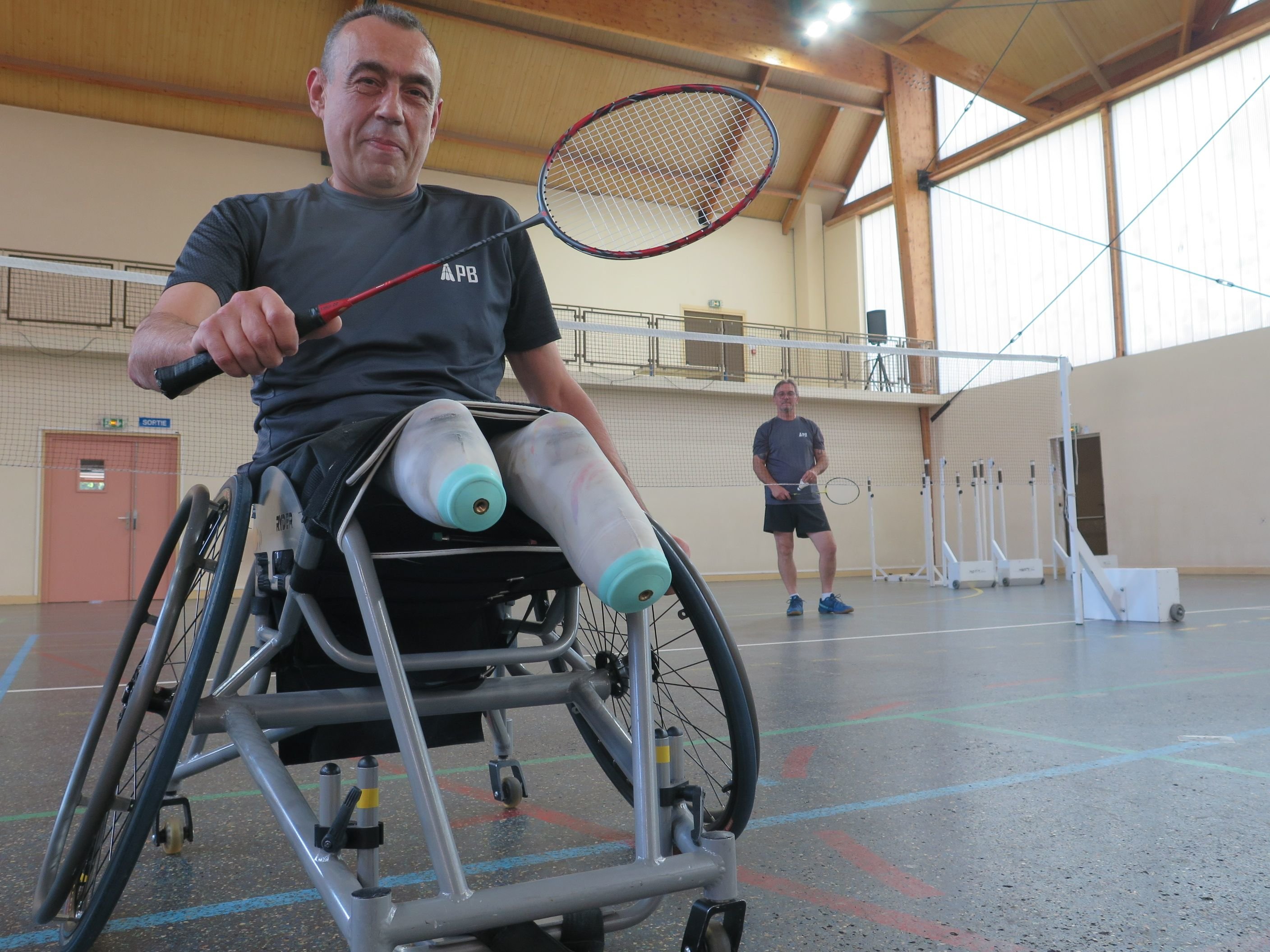 Presles (Val-d'Oise), lundi 26 août. Daniel Brisard, joueur de l'association presloise de badminton (APB) dirigée par Laurent Kervendal (en arrière-plan) et très engagé dans la cause du handicap, va porter la flamme paralympique ce mardi à Cergy. LP/Marie Persidat