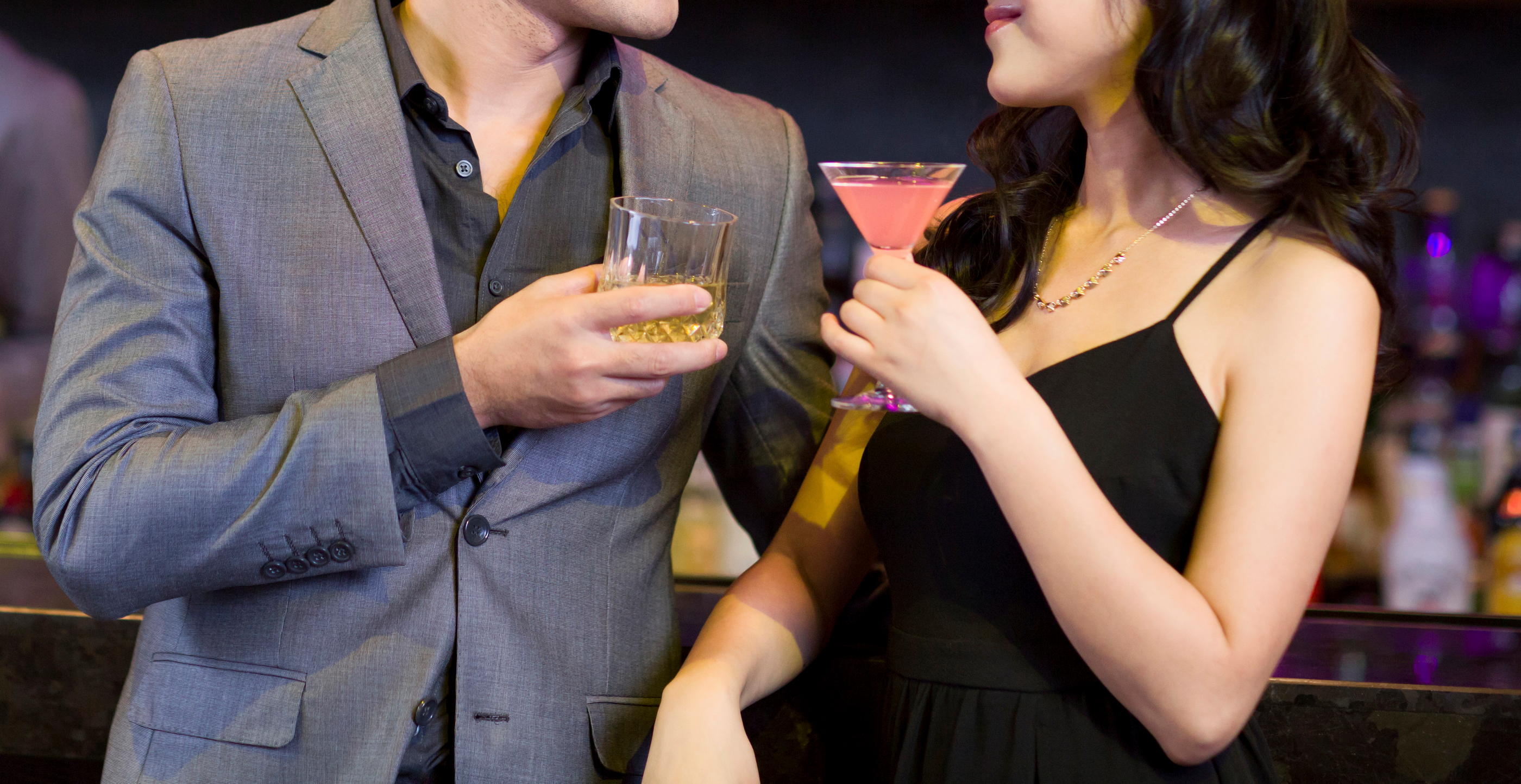Certains hommes n'aiment pas se voir servir un cocktail dans un verre à l’apparence trop « féminine » selon eux. (Illustration) Getty Images/blue jean images RF