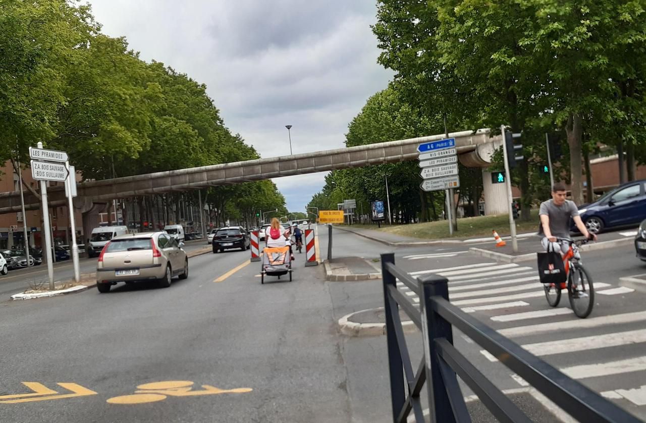 <b></b> À Evry-Courcouronnes, cet été. Sur les boulevards, une voie sur deux était réservée aux vélos. Des aménagements qui ont été supprimés fin août.