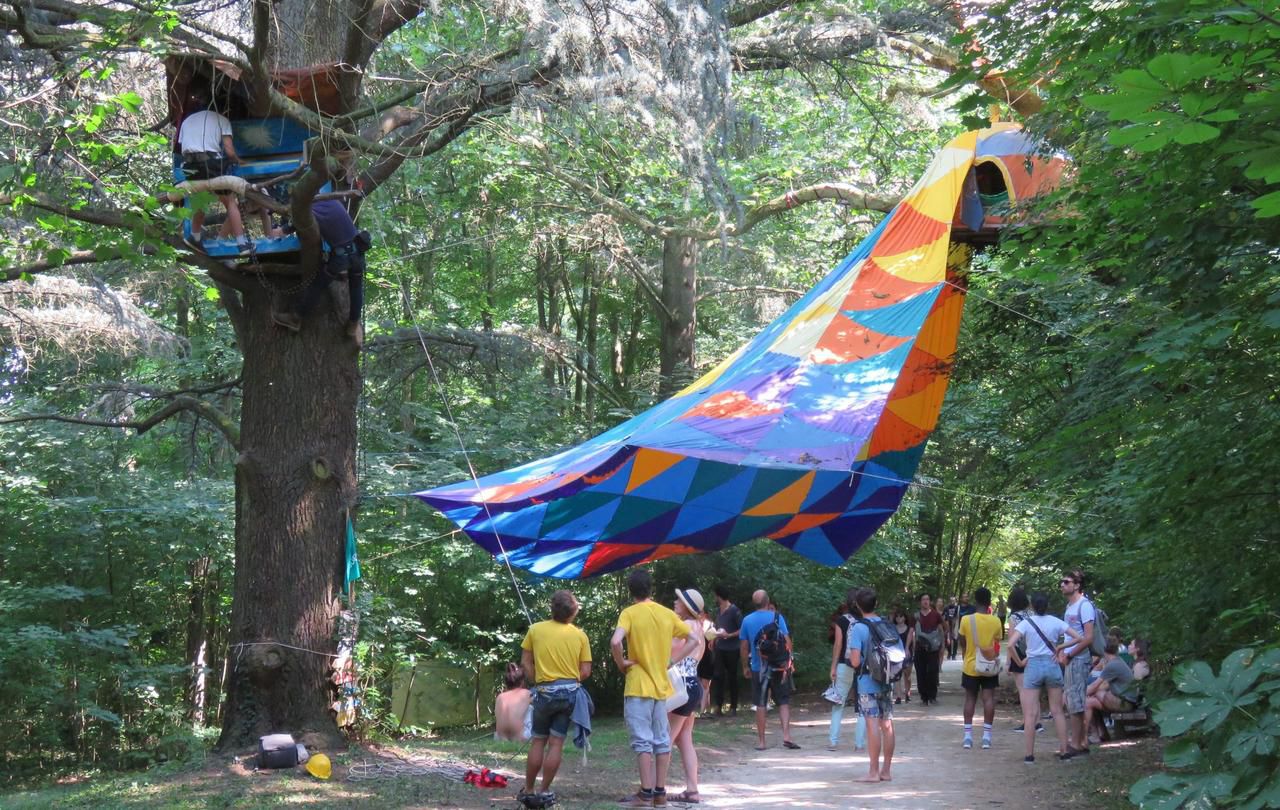 <b></b> Evry, ce samedi 14 juillet 2018. Guidés par les futurs architectes, les visiteurs ont découvert toute l’ingéniosité qu’il a fallu pour construire cette ville éphémère suspendue au tronc des arbres dans le parc des Tourelles d’Evry.