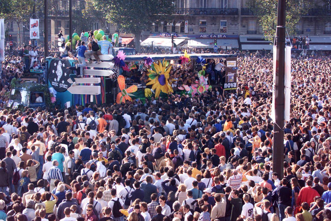 Place de la Bastille, Paris, le 19 septembre 1998. La première édition de la Techno Parade, qui fête ses 25 ans, avait réuni environ 200 000 personnes venues de toute l'Europe. AFP/Jack Guez