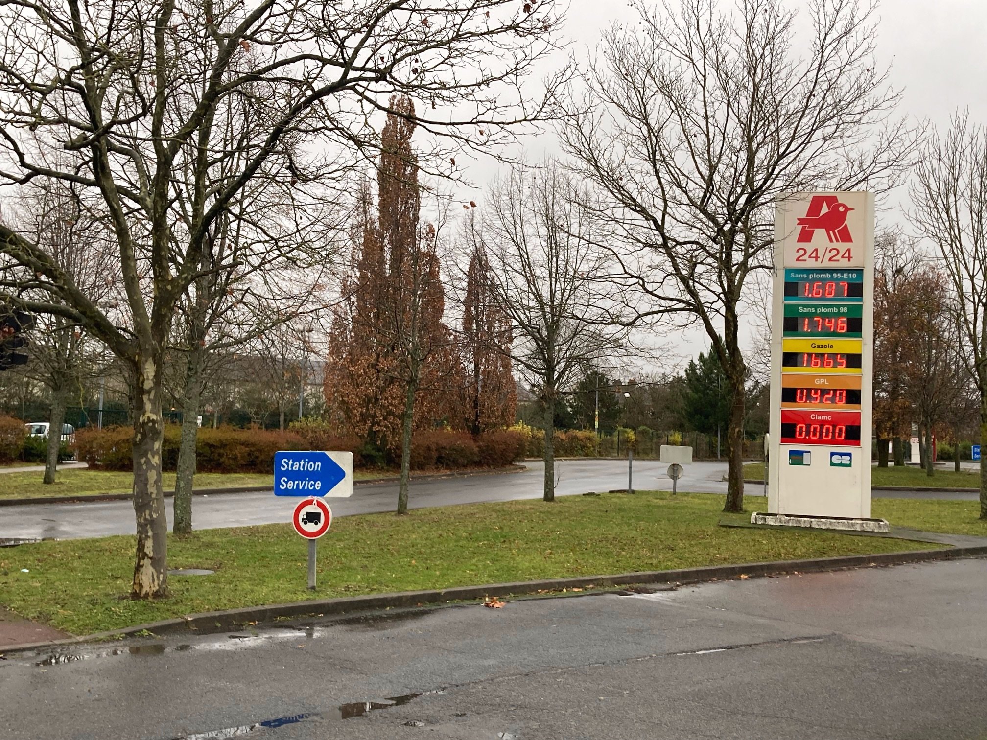 A proximité de la station service d'Auchan, face au Zénith et à CO'Met, les terrains vacants vont être utilisés pour construire un drive, des restaurants et une boite de nuit. LP/Christine Berkovicius