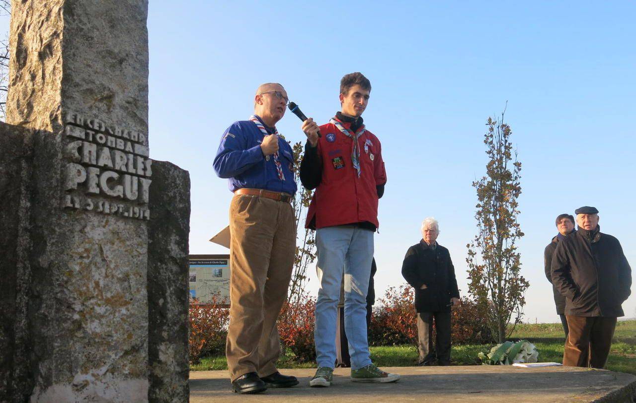 <b></b> Villeroy, ce vendredi . A côté de la croix dédiée à Charles Péguy, l’aumônier général des Scouts et Guides de France Benoît Vandeputte (chemise bleue) a salué la mémoire d’un  « socialiste sans parti, chrétien sans église et poète sans école ». 