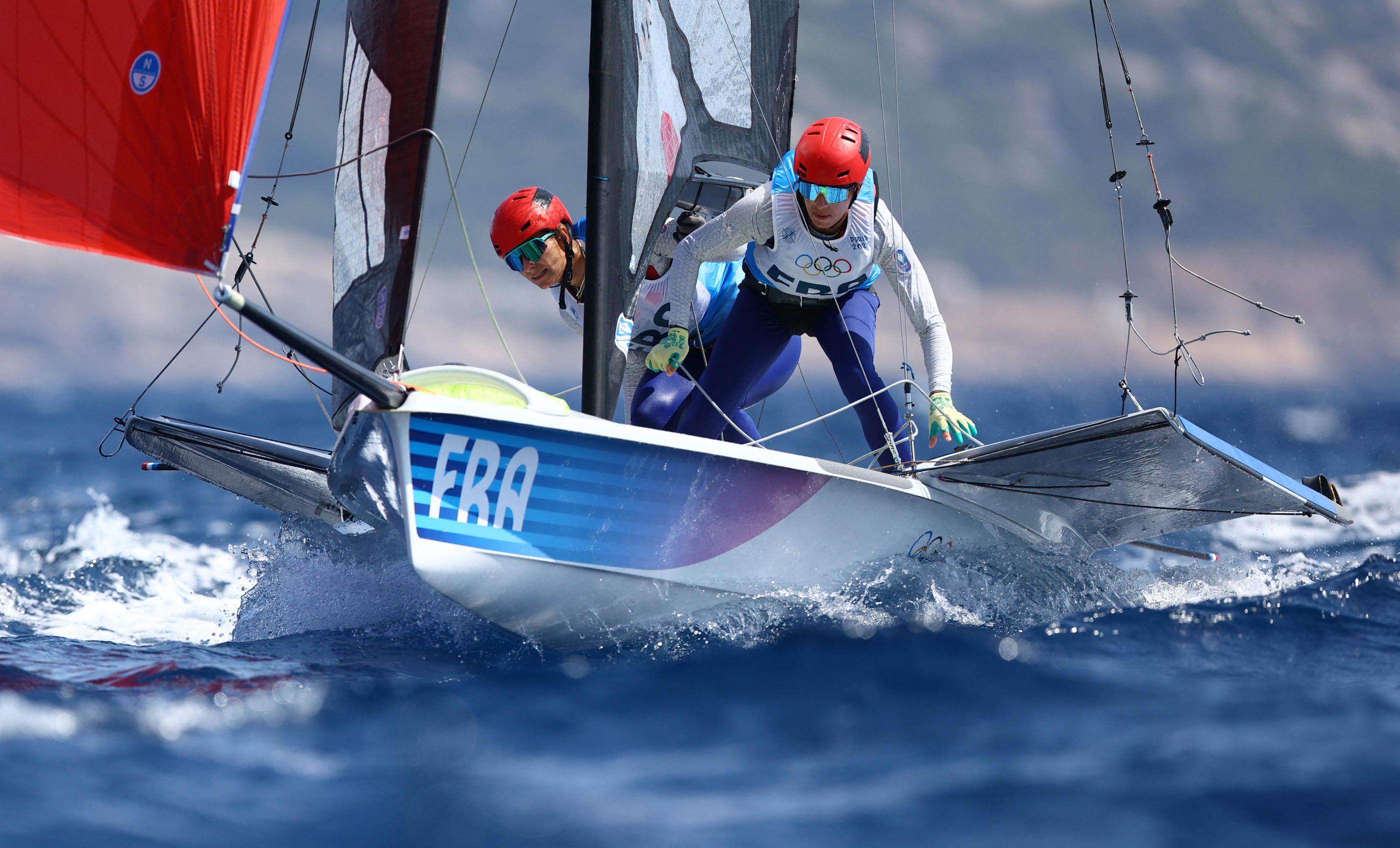 Charline Picon et Sarah Steyaert devront attendre vendredi pour la dernière manche de 49er FX déterminante pour la médaille. REUTERS/Andrew Boyers