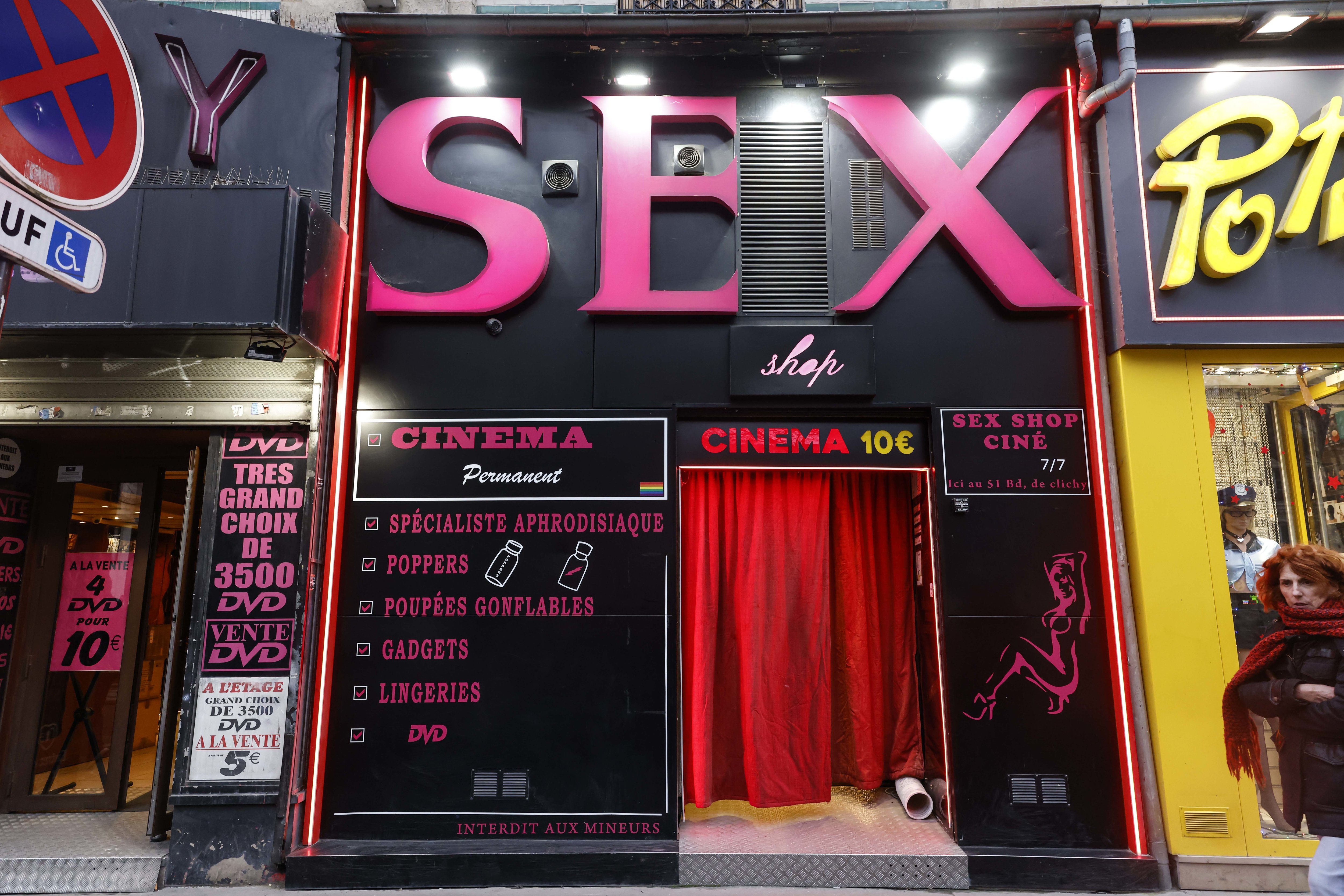 Paris (IXe), le 20 février. Les sex-shops de la capitale se concentrent désormais essentiellement à Pigalle où le folklore continue d'attirer nombre de touristes. LP/Olivier Corsan