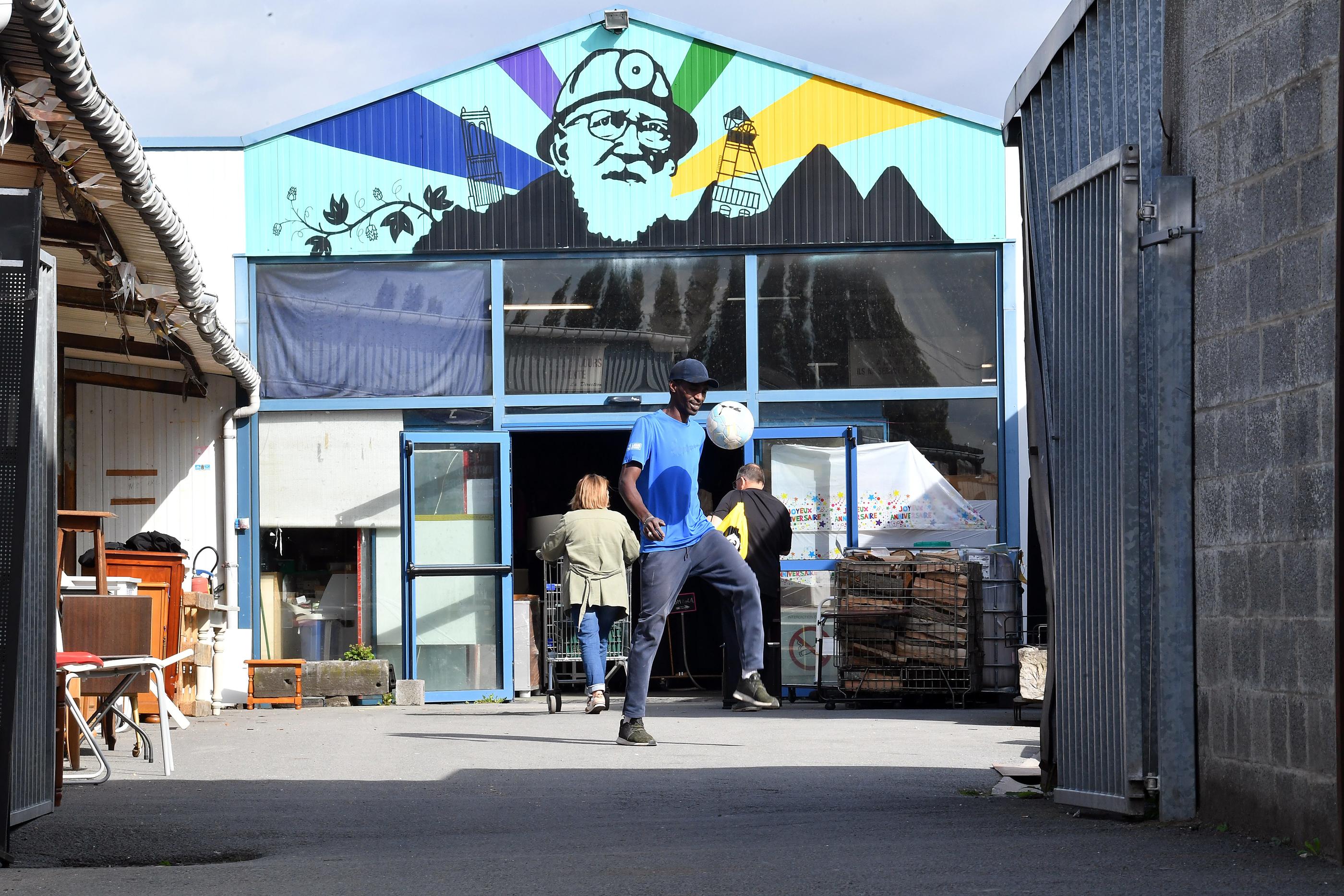Pour conserver le lien avec les jeunes, la fondation Emmaüs s’est depuis longtemps tournée vers eux grâce au street art, comme ici en septembre 2022 dans la communauté Emmaüs de Nieppe (Nord). PhotoPQR/La Voix du Nord/Philippe Pauchet.