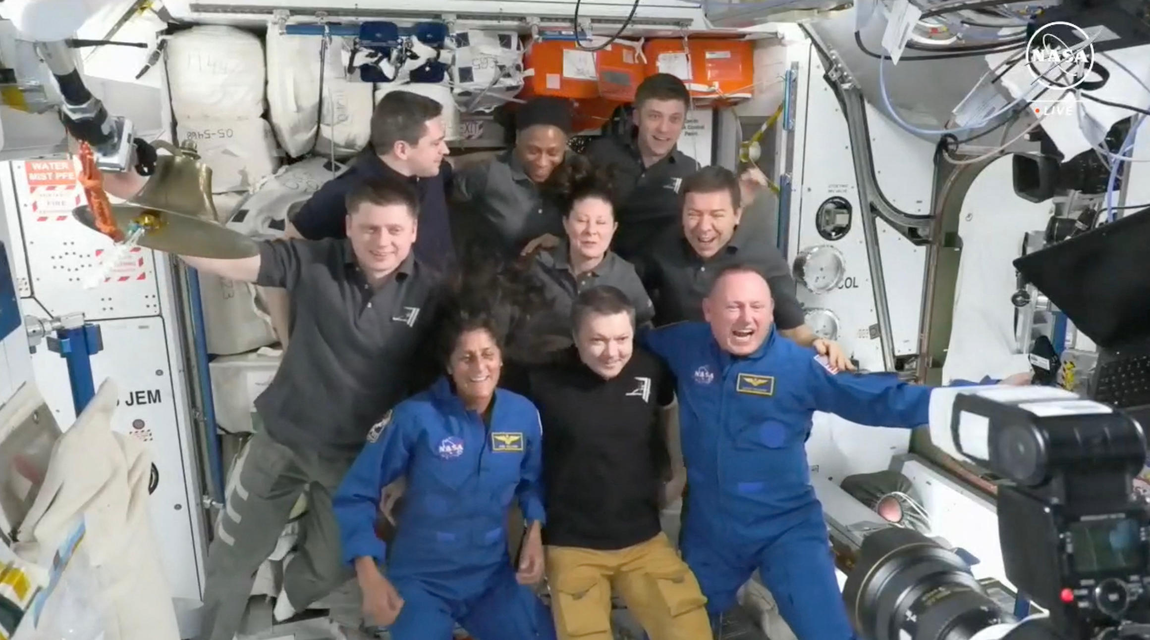 Les astronautes de Starliner, Suni Williams et Butch Wilmore ont été accueillis par les sept autres astronautes à bord de l'ISS. AFP/Nasa
