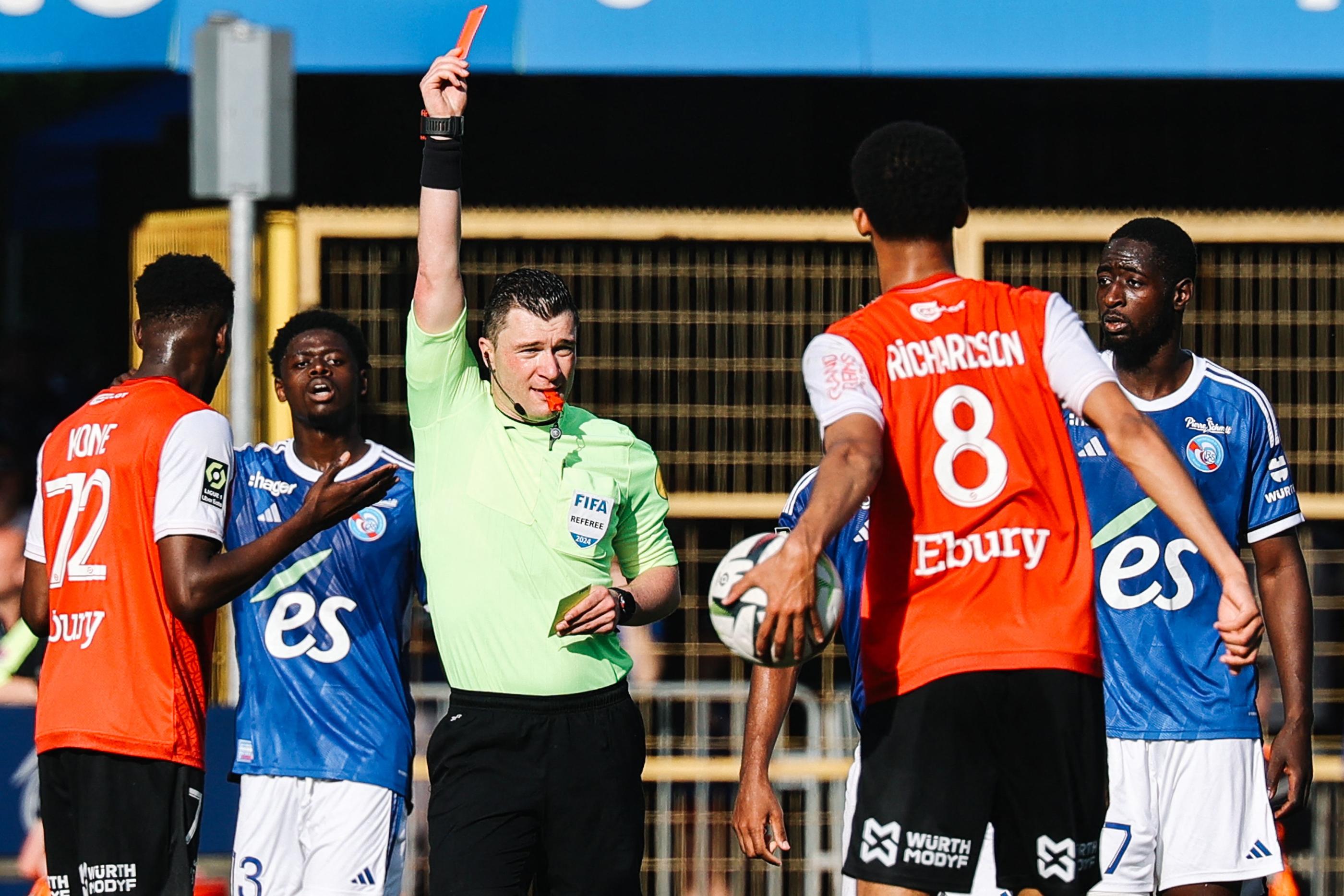 Amadou Koné a écopé d'un carton rouge lors de la défaite de Reims contre Strasbourg. (Abdesslam MIRDASS / AFP)