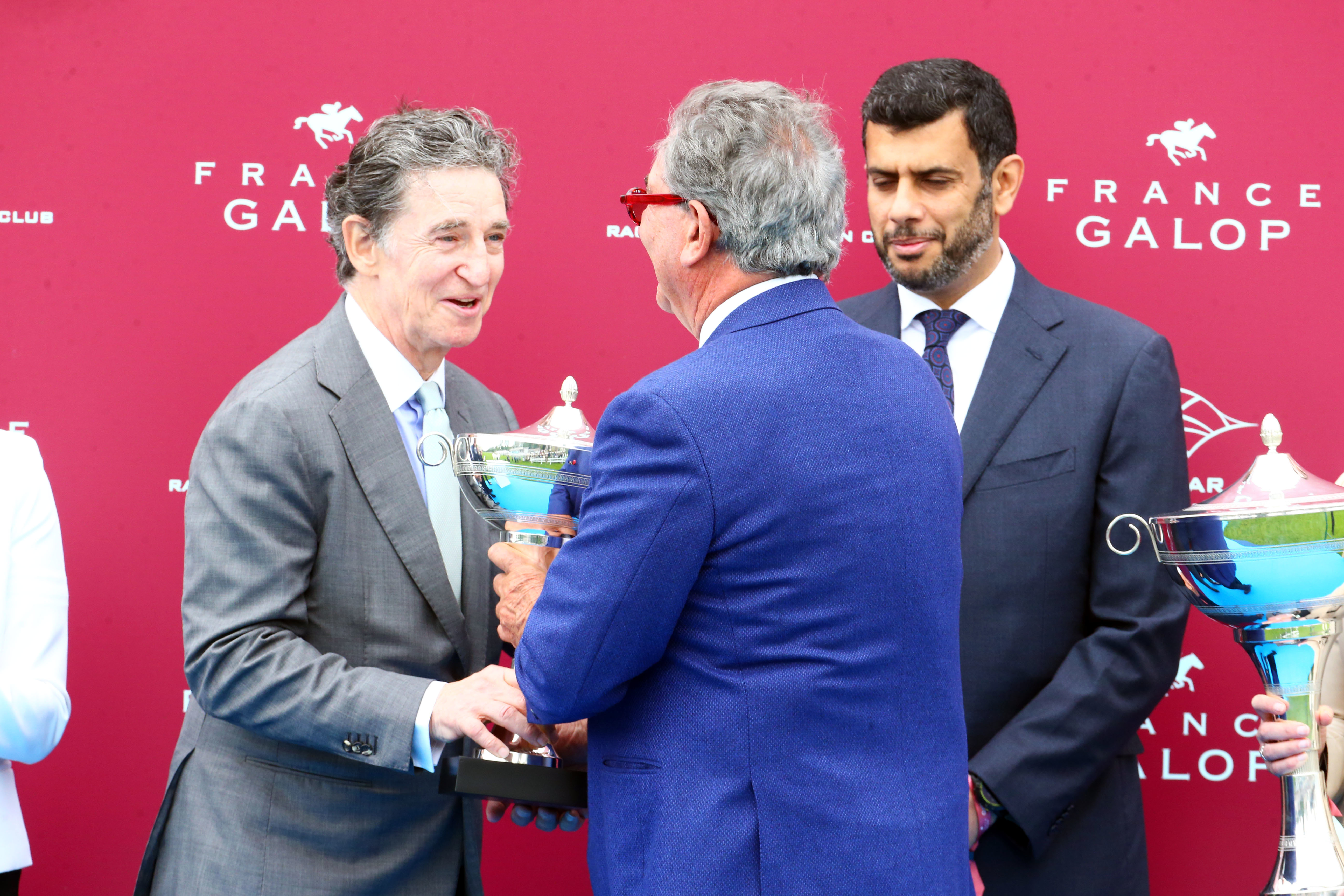 Édouard de Rothschild remet, ici, une coupe à l'entraîneur Jean-Claude Rouget le 5 juin 2022 à Chantilly (Oise). Scoopdyga/Elliott Chouraqui