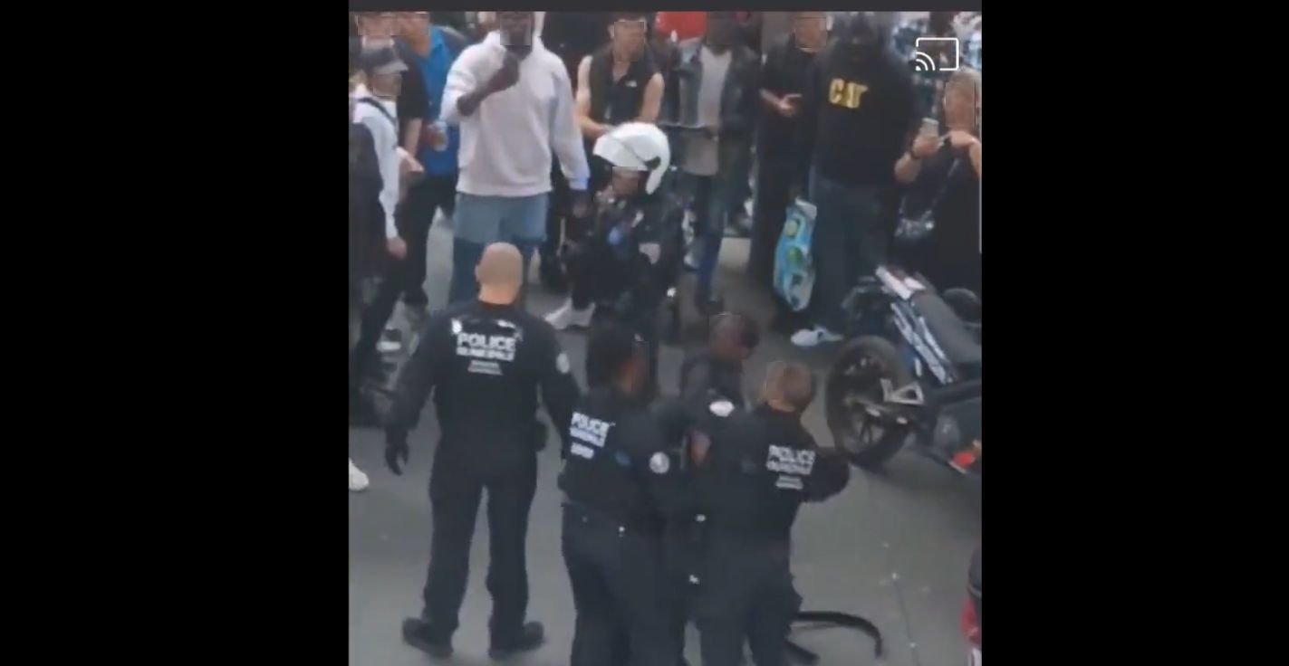 Saint-Denis, le mardi 26 septembre 2023. Capture d'écran de l'intervention des policiers, menée au milieu d'une foule hostile aux agents. Capture d'écran X/DR
