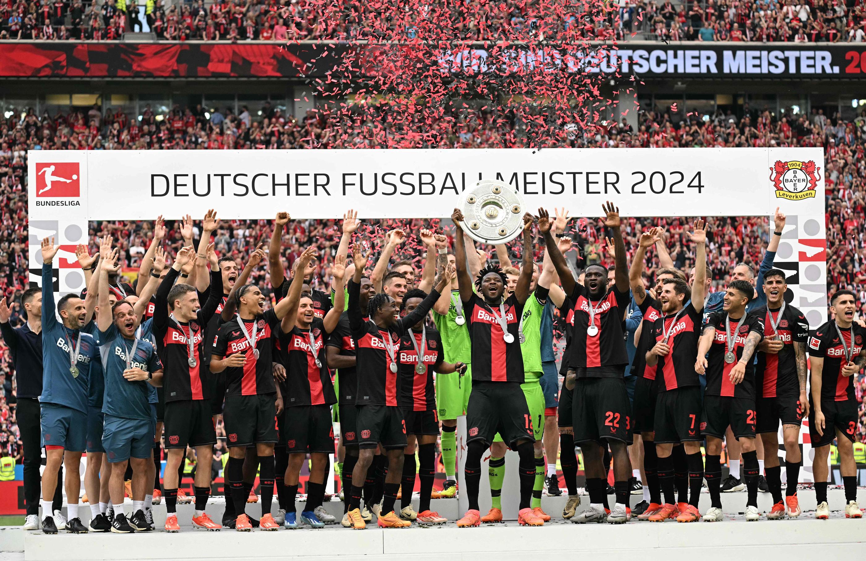 Le Bayer Leverkusen est sacré champion d'Allemagne, et Edmond Tapsoba soulève le trophée à l'issue de la victoire contre Augsbourg ce 18 mai. AFP