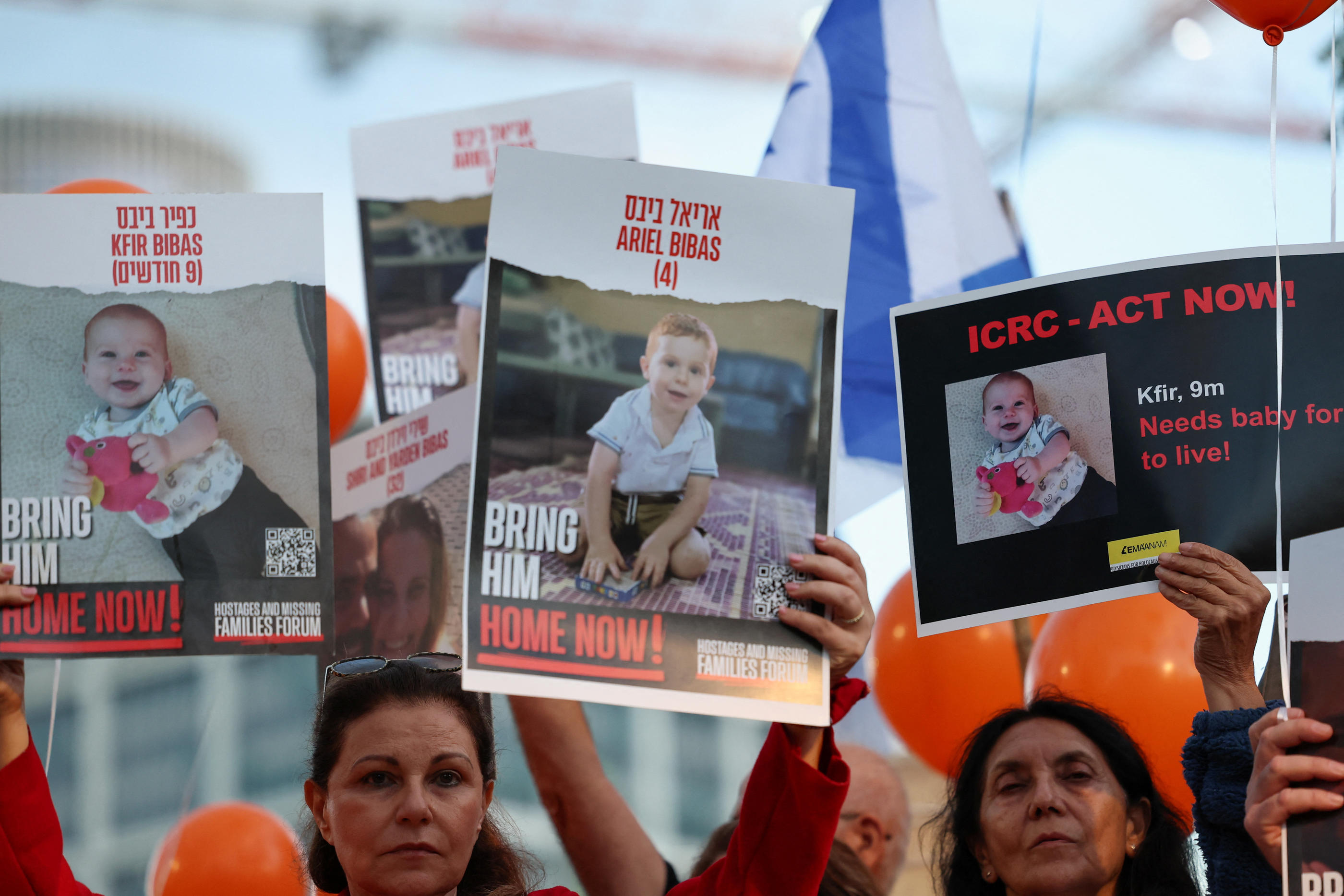 Les familles des otages réclament le retour des Israéliens enlevés dont le jeune Kfir Bibas. REUTERS/Athit Perawongmetha