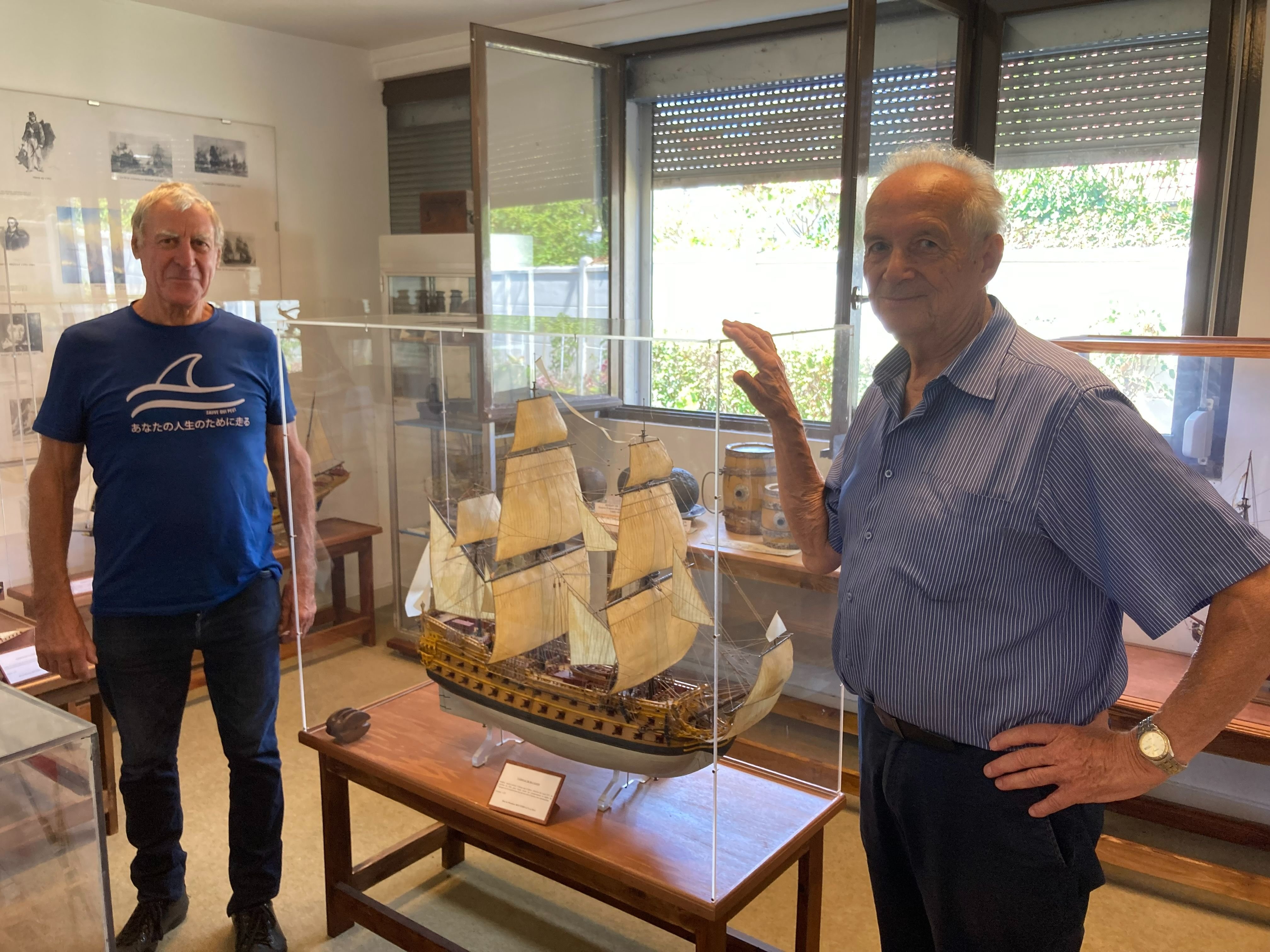 Sarcelles, le 20 août 2022. Ce jour-là, Jacques Bouville (à gauche) et Jean Gobert assurent les visites du musée naval, ouvert exclusivement les après-midi et sur rendez-vous. LP/Anne Collin