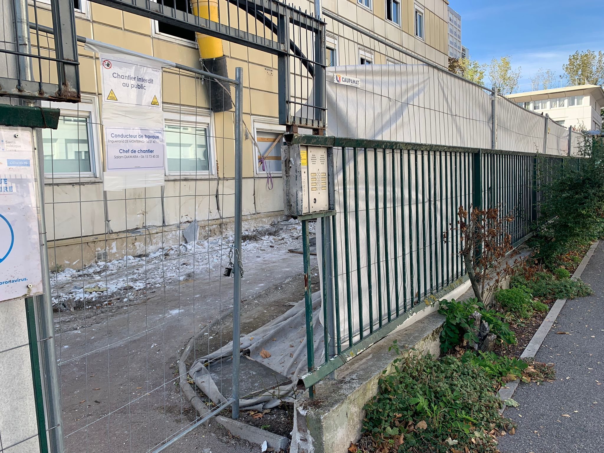 Argenteuil (Val-d'Oise), le 16 octobre 2023. Ces grillages ont été installés autour du lycée Ferdinand-et-Nadia pour délimiter le chantier. Mais il est très facile de s'y introduire, comme le montre cette prise de vue. LP/Candice Doussot