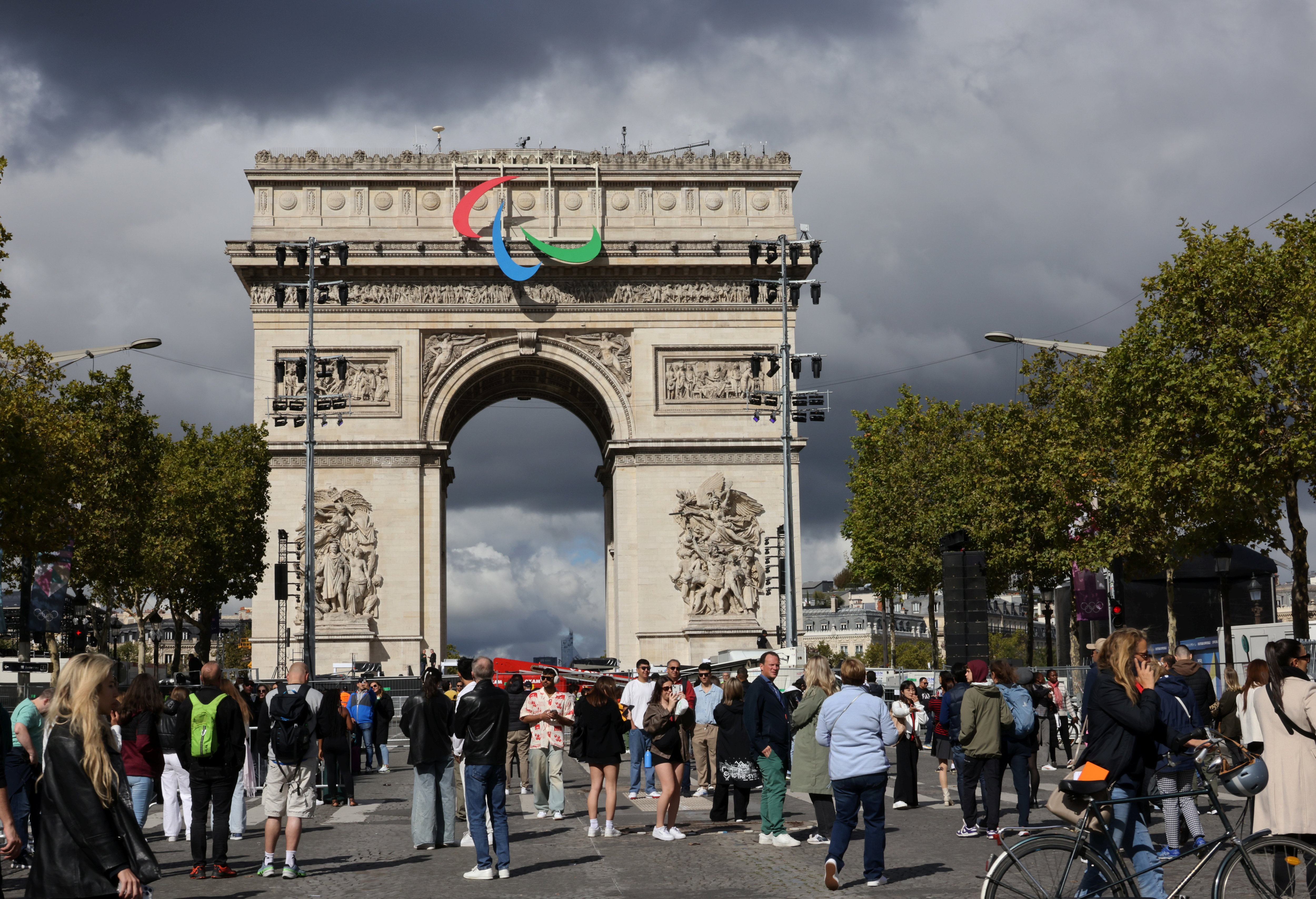 Les Champs-Élysées vont s'enflammer ce samedi comme lors de la cérémonie d'ouverture des Jeux paralympiques 2024 fin août. LP/Delphine Goldsztejn