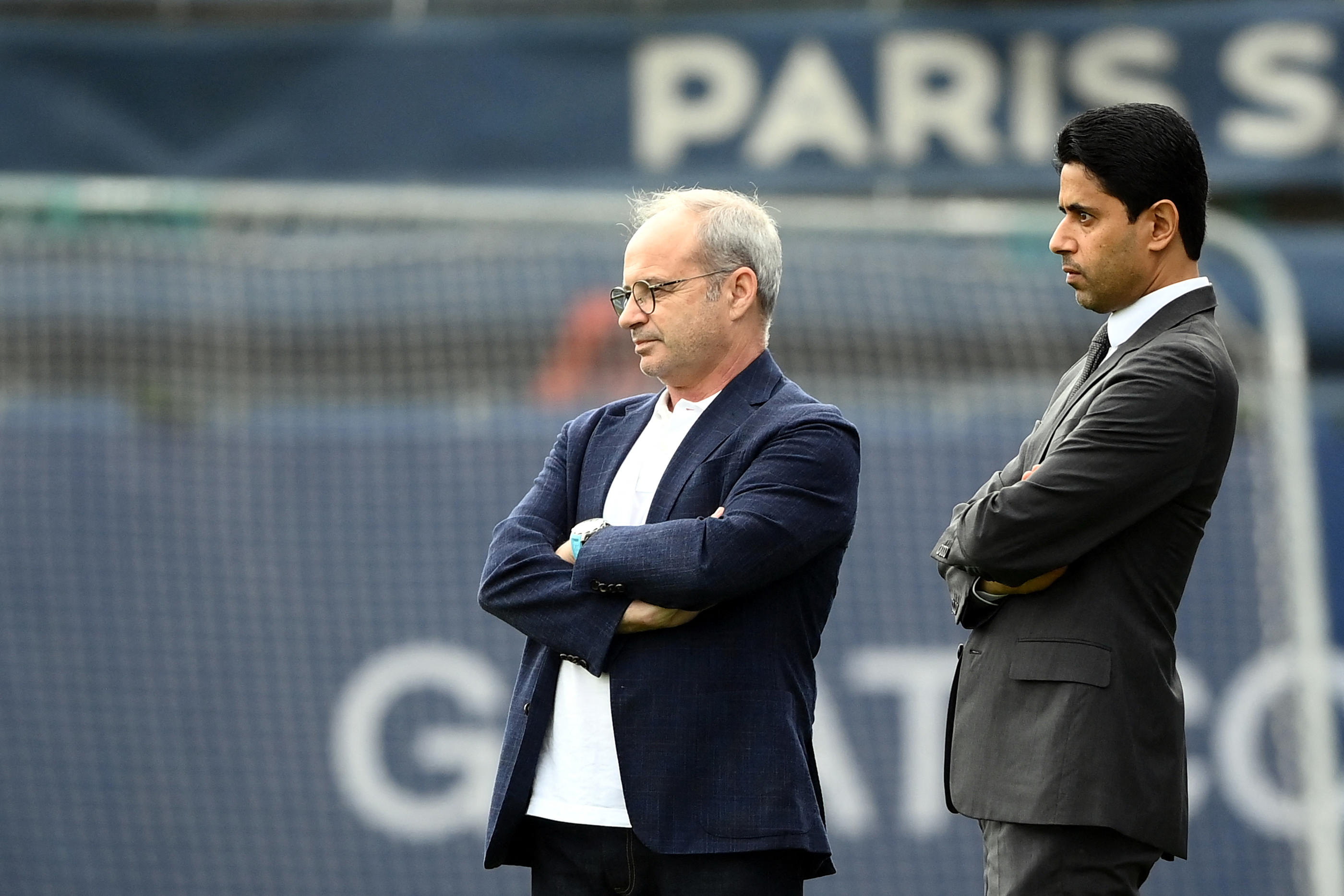 Nasser Al-Khelaïfi, ici avec Luis Campos, a reçu individuellement les recrues estivales du PSG. AFP/Franck Fife