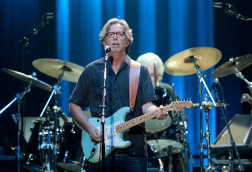 Eric Clapton, ici en 2011 à Hong Kong, s'est arrêté à Paris dimanche soir pour sa première date française depuis plus de 10 ans. AFP/Ed Jones