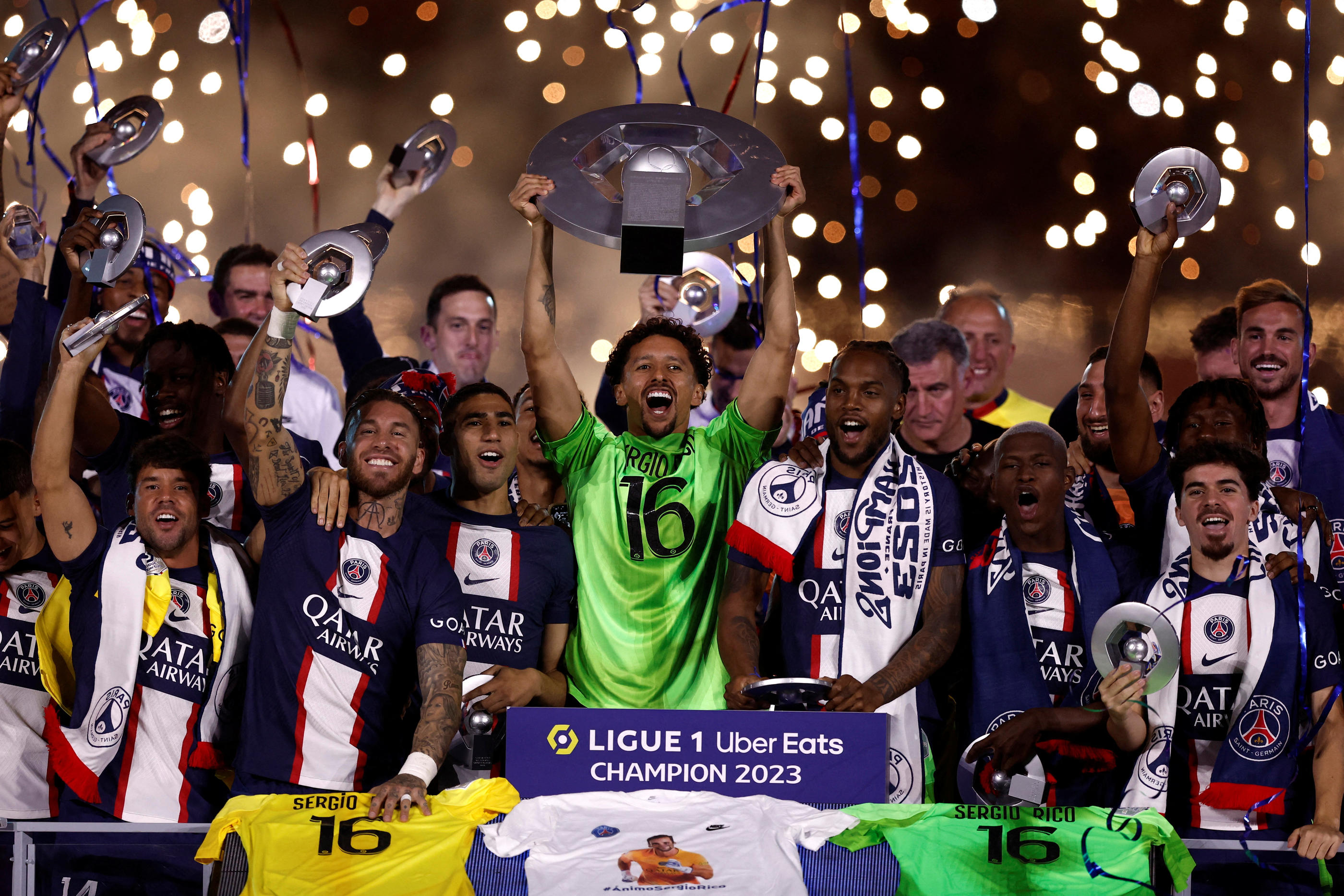 Le PSG a conclu sa saison 2022-2023 par une défaite à Clermont ce samedi avant de soulever son trophée de champion de Ligue 1. REUTERS/Benoit Tessier