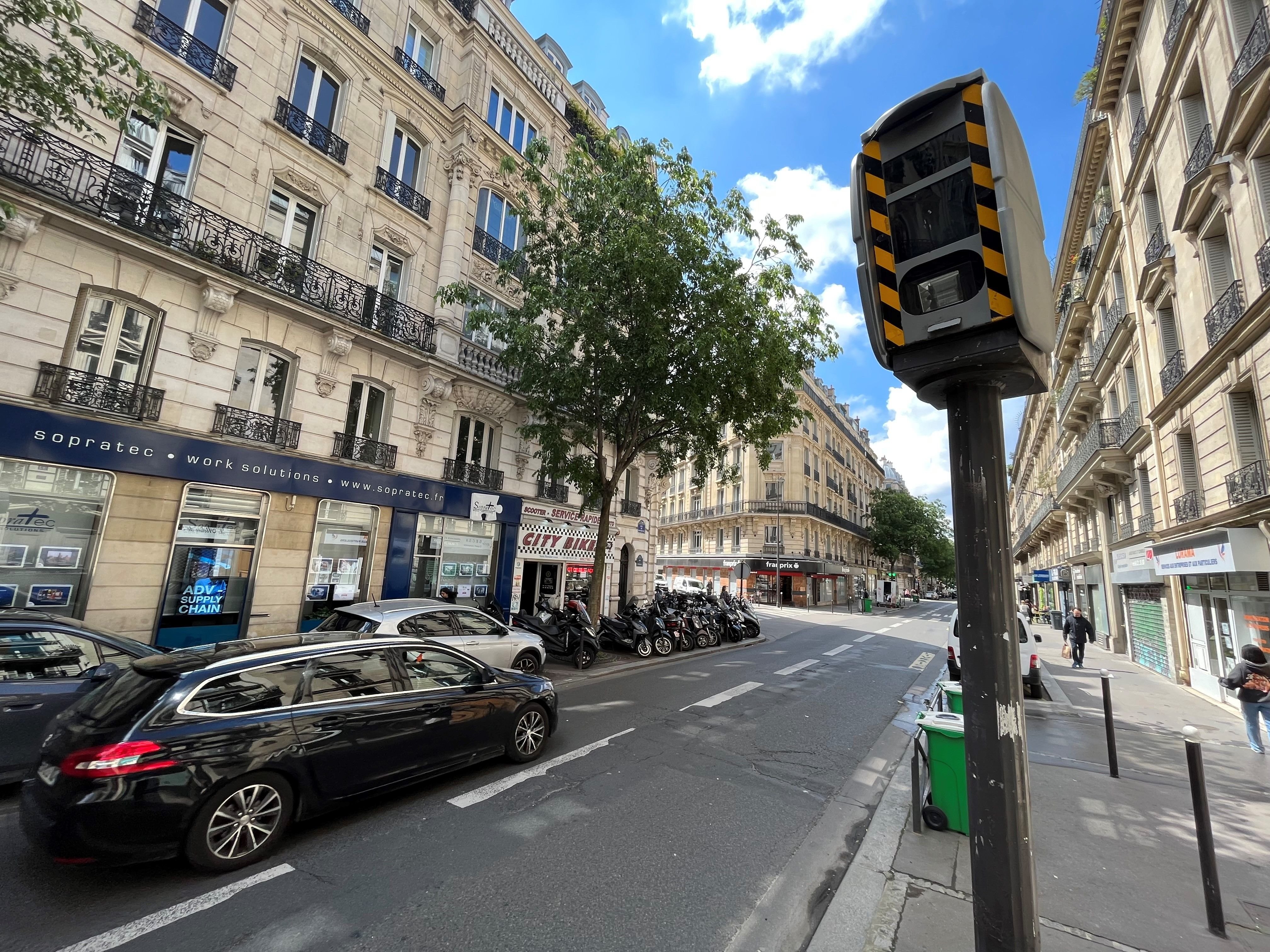 Paris (IXe), ce mardi 7 mai. Lorsque la limitation de vitesse a été abaissée à 30 km/h, le nombre d'infractions relevées par ce radar de la rue de Maubeuge a bondi de 389 en septembre 2020 à 8 145 en septembre 2021. LP/Élie Julien