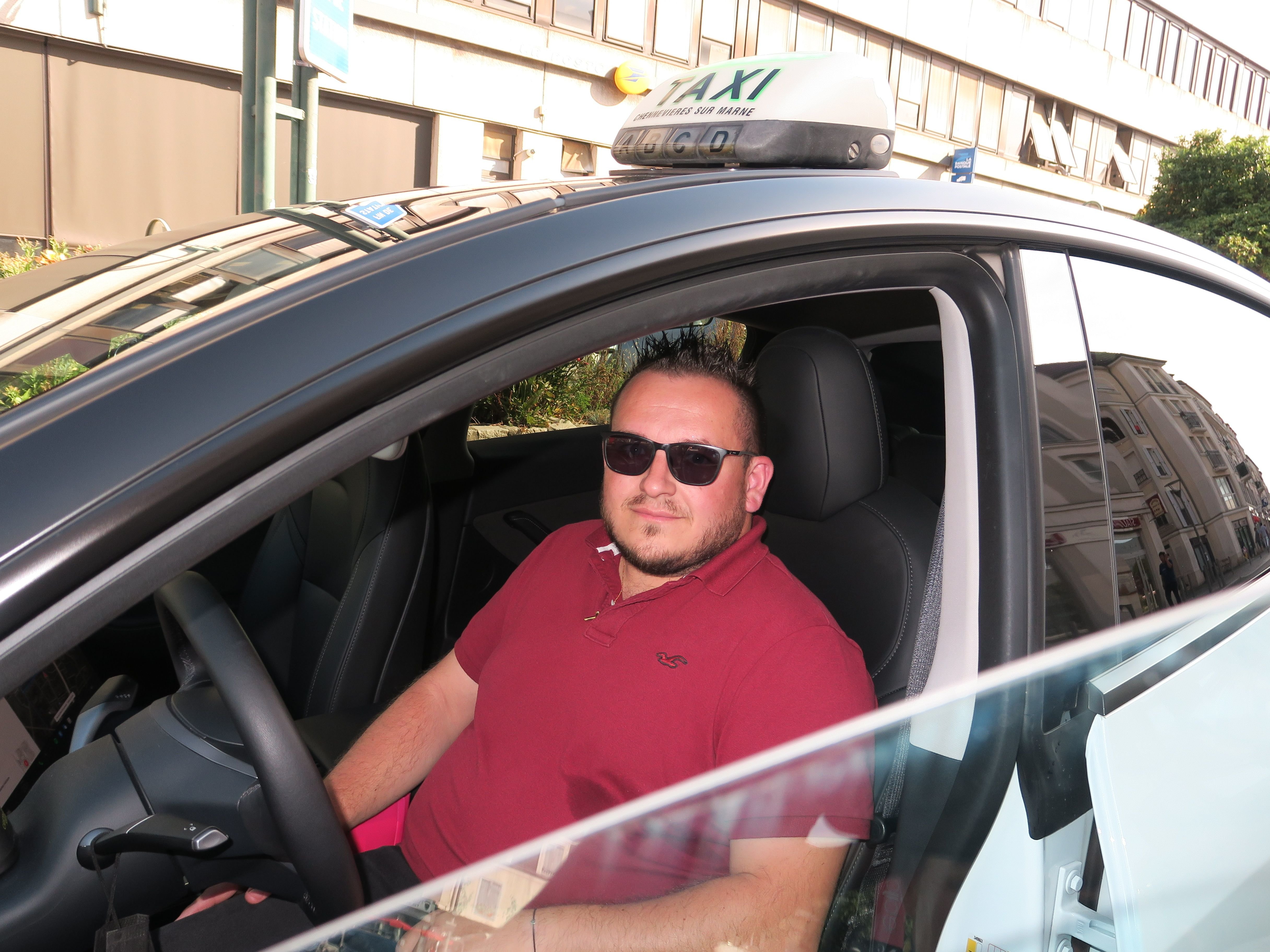 Franck Santos, taxi dans le Val-de-Marne, essaye de travailler au maximum au petit matin pour éviter les embouteillages. LP/Laure Parny