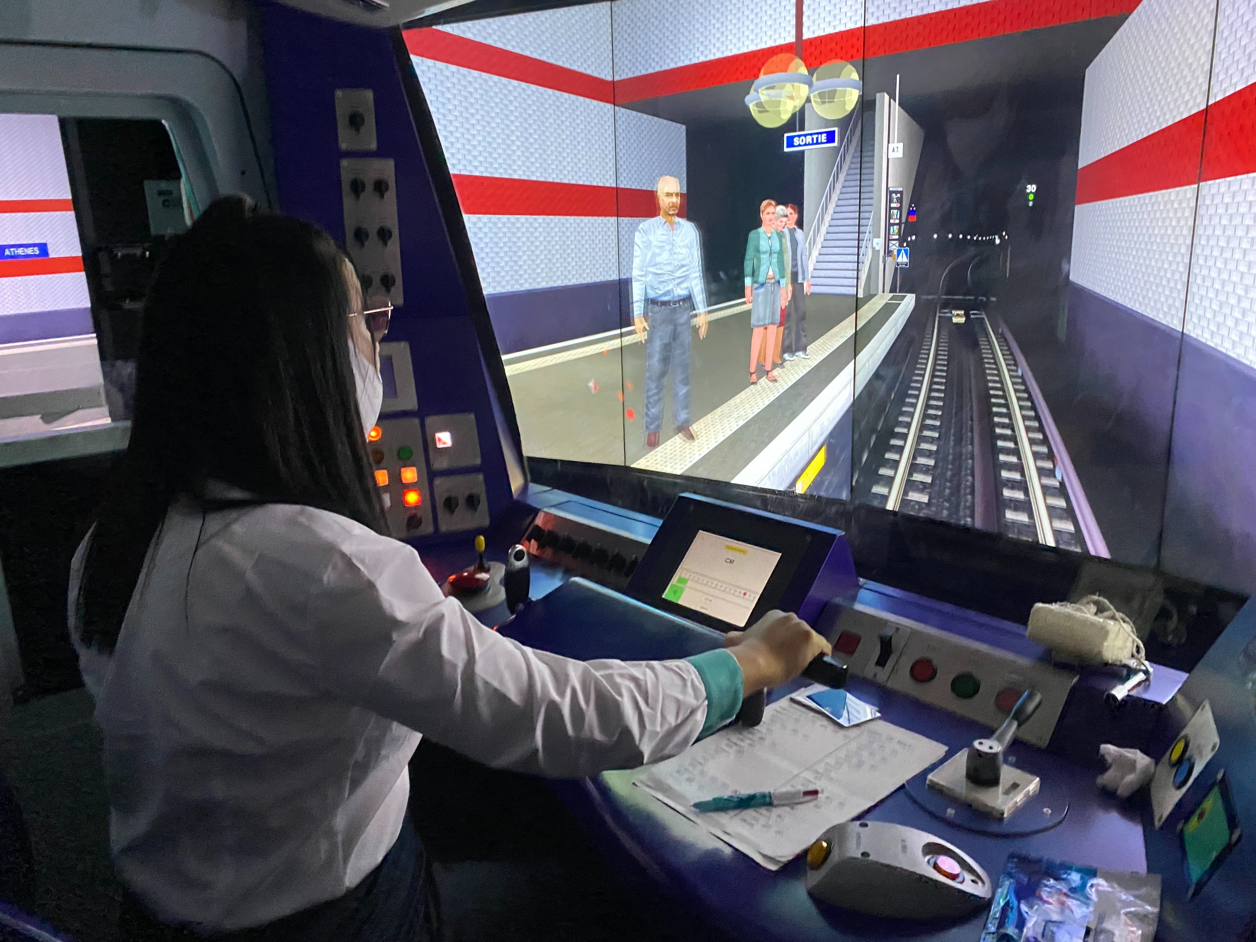 Les élèves sélectionnés par la RATP pour devenir conducteur de métro s'entraînent sur la Virtualigne, le simulateur du centre de formation, porte de Vincennes (Paris XXe). LP/Sébastian Compagnon