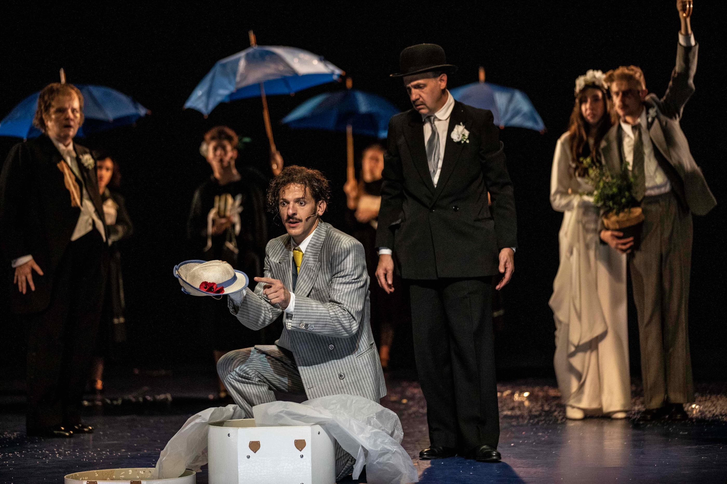 Vincent Dedienne, qui a reçu le Molière du comédien ce lundi 6 mai pour son interprétation, brille en héros échevelé, bondissant et irrésistible dans « Un chapeau de paille d’Italie ». LP/Jean-Louis Fernandez