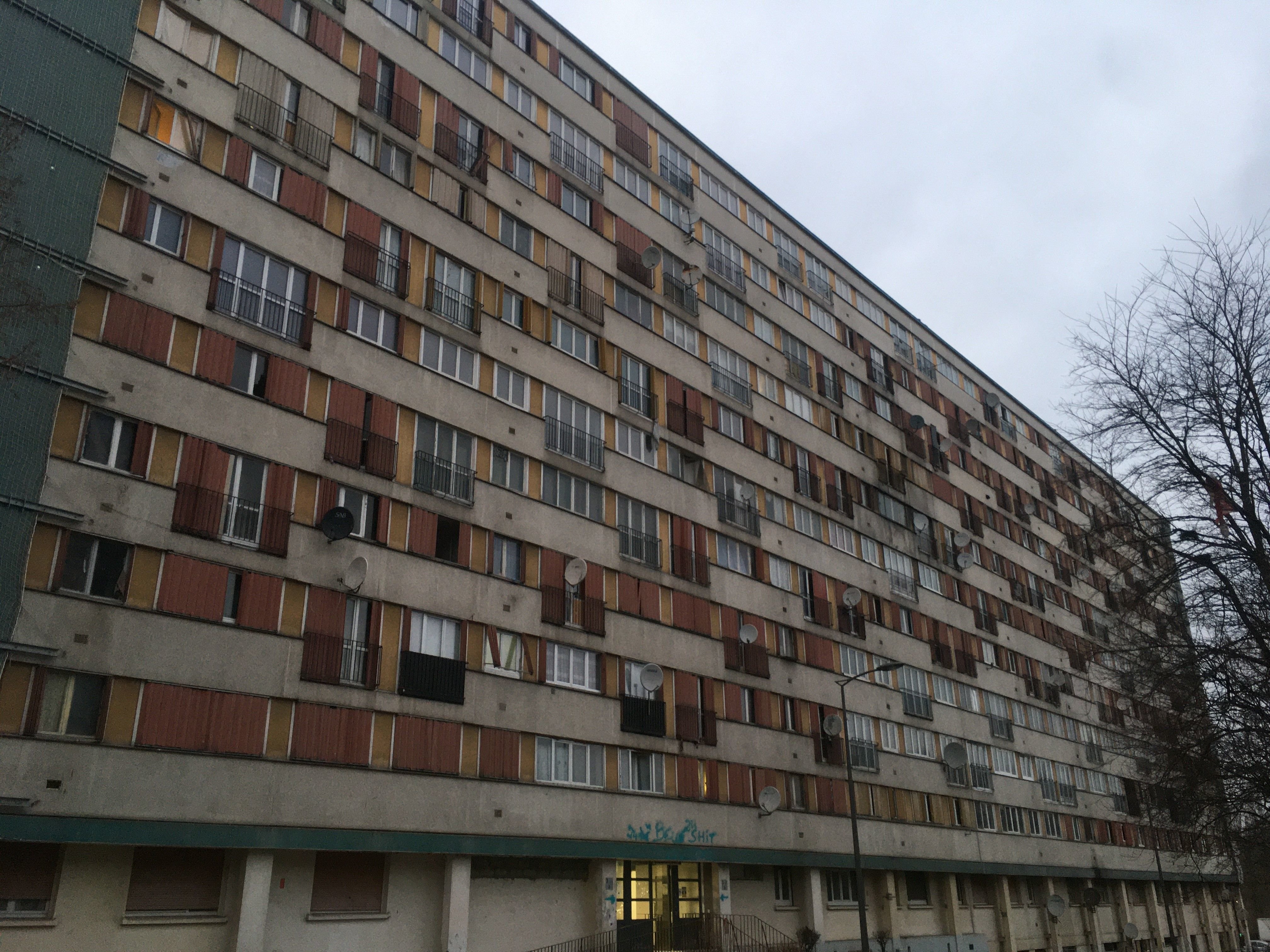 Clichy-sous-Bois, ce jeudi. La barre de l'allée Frédéric-Ladrette fait partie des immeubles qui seront détruits dans le cadre du programme de rénovation urbaine. LP/Hélène Haus