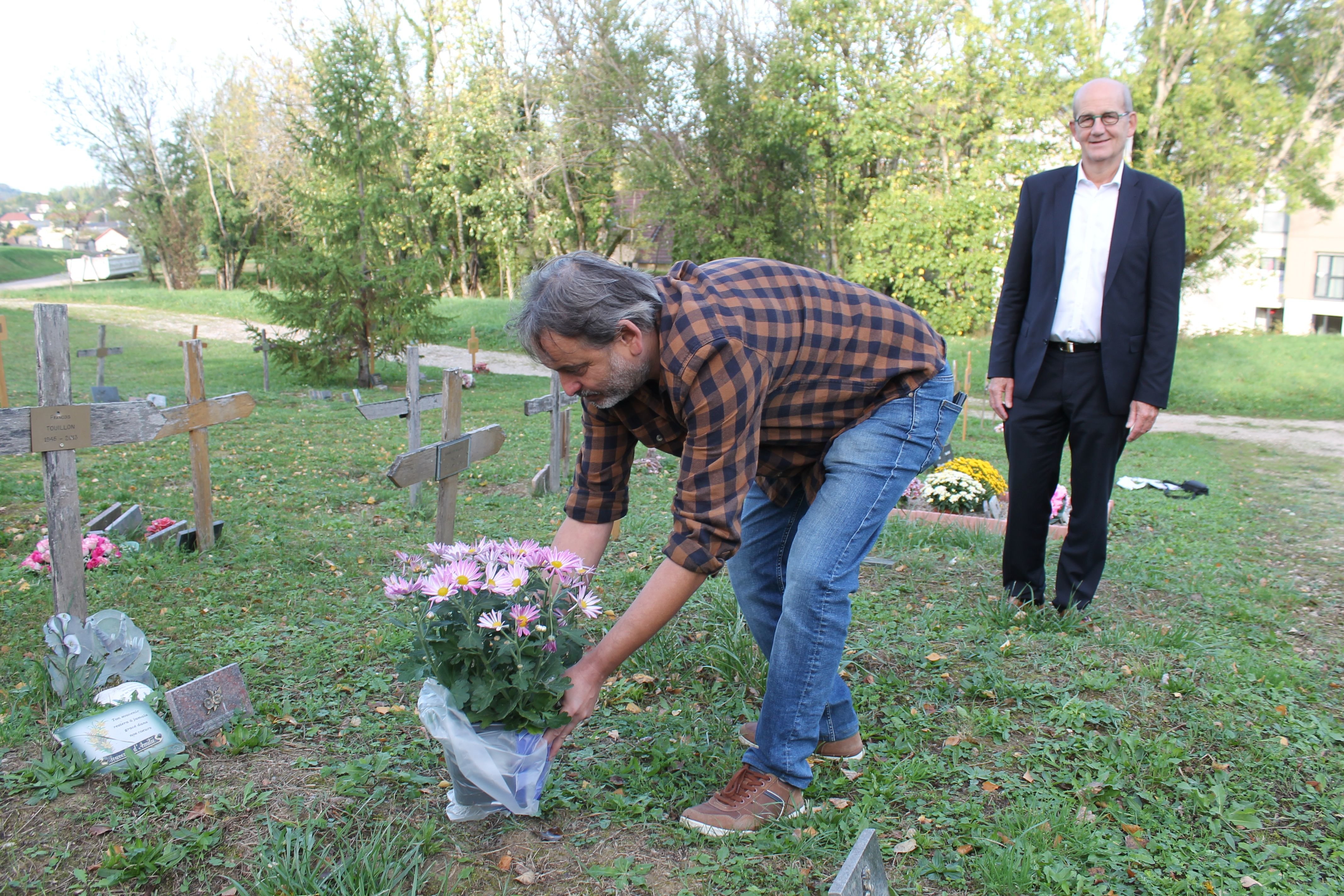 À Lons-le-Saunier (Jura), depuis 2017, avec l’opération «Une pensée pour les indigents», chacun peut financer des bouquets pour les tombes des défunts sans famille. LP/Philippe Sauter