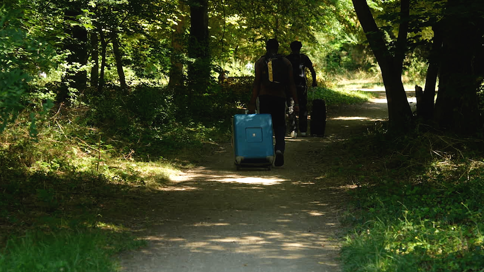 Des voyageurs débarquent de leur bus à l'orée du bois de Vincennes, dans XIIe arrondissement de Paris, le 29 juillet 2024