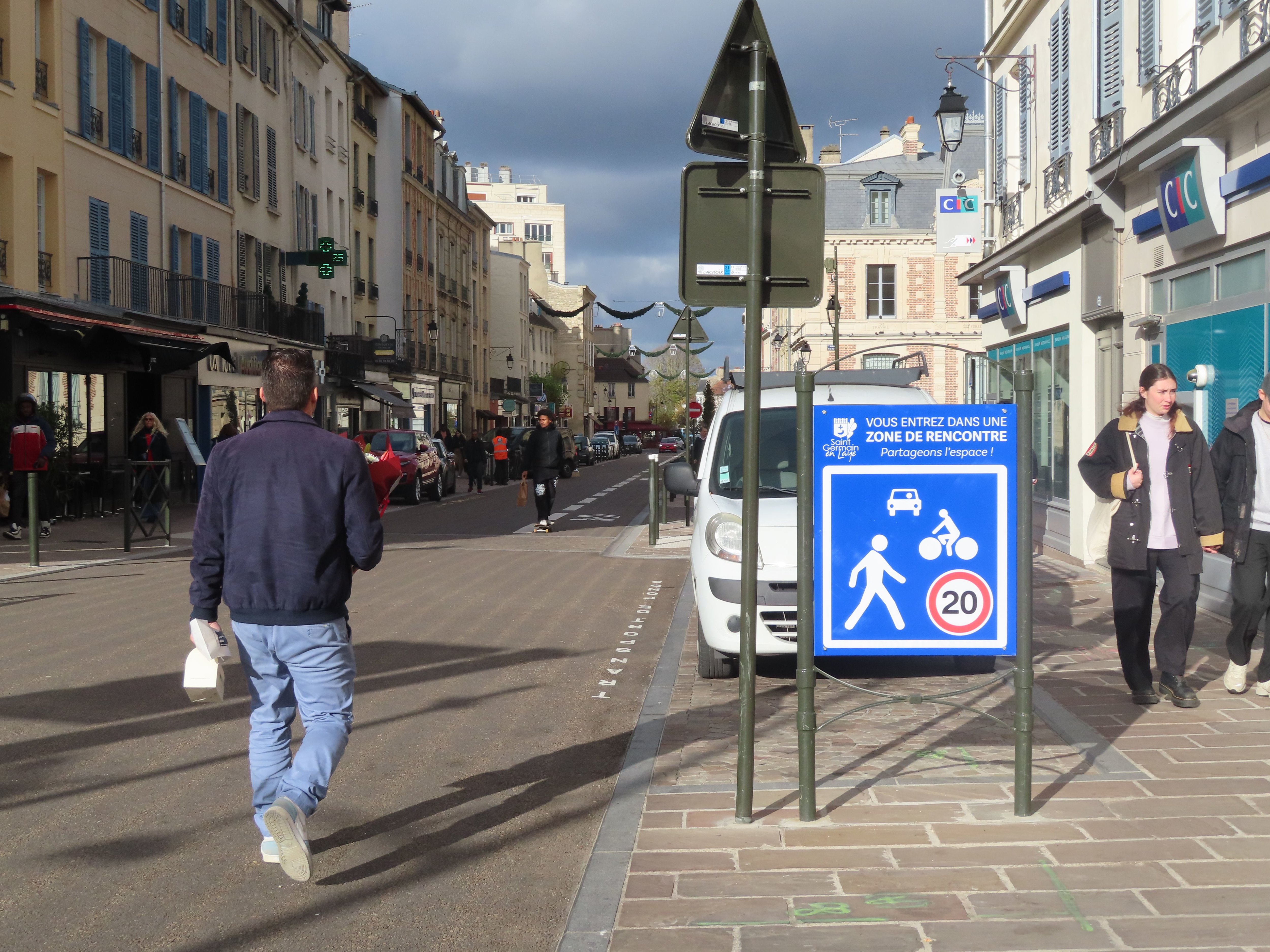 Saint-Germain-en-Laye (Yvelines), le 25 novembre. Les piétons peuvent désormais marcher sur la chaussée et traverser où ils le souhaitent dans le périmètre défini. LP/Sébastien Birden