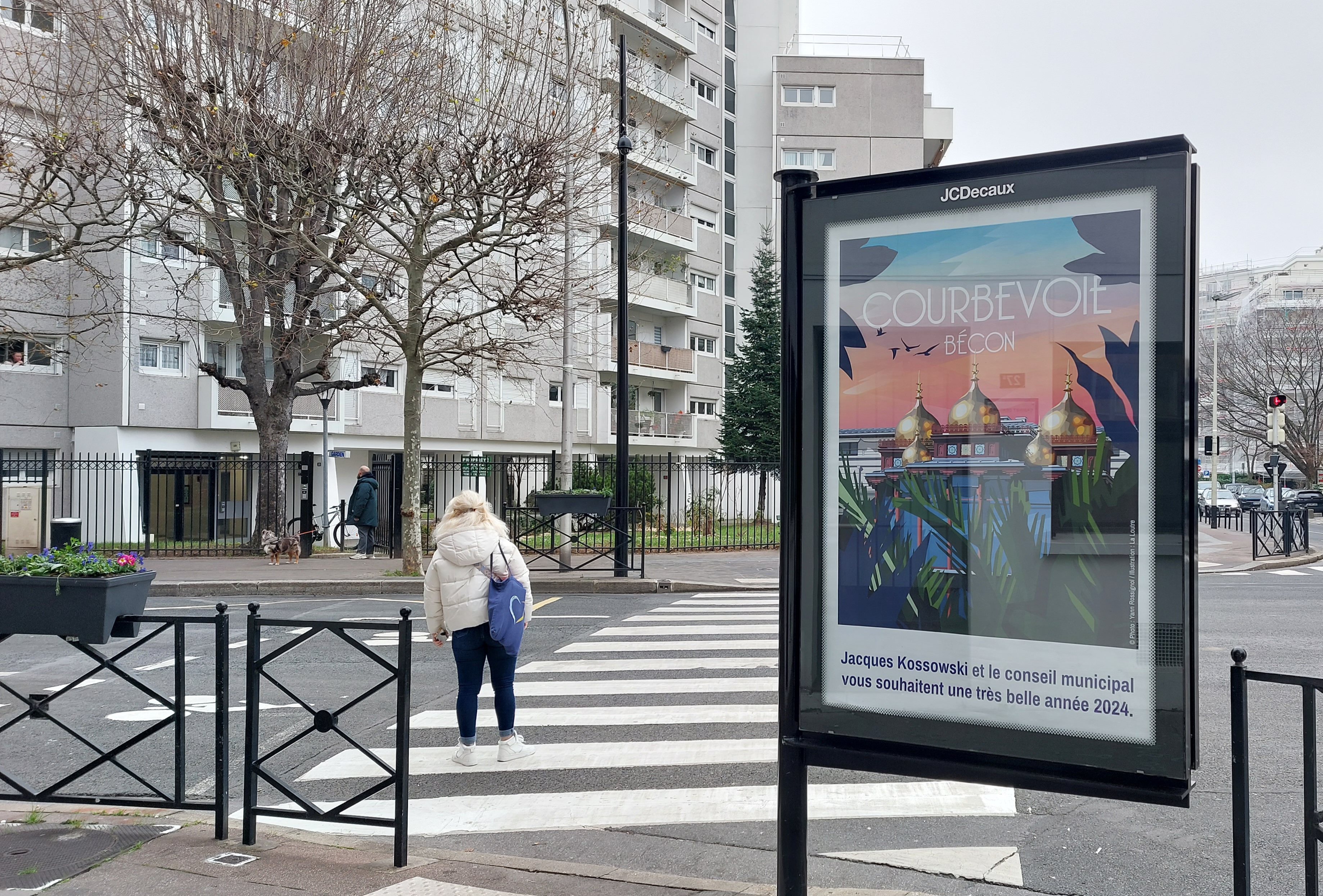 Courbevoie (Hauts-de-Seine), le 13 janvier 2024. Pour sa nouvelle campagne d'affichage présentant ses vœux, la ville a fait appel à l'agence bretonne La Loutre avec des visuels stylisés pour chaque quartier. LP/Anne-Sophie Damecour
