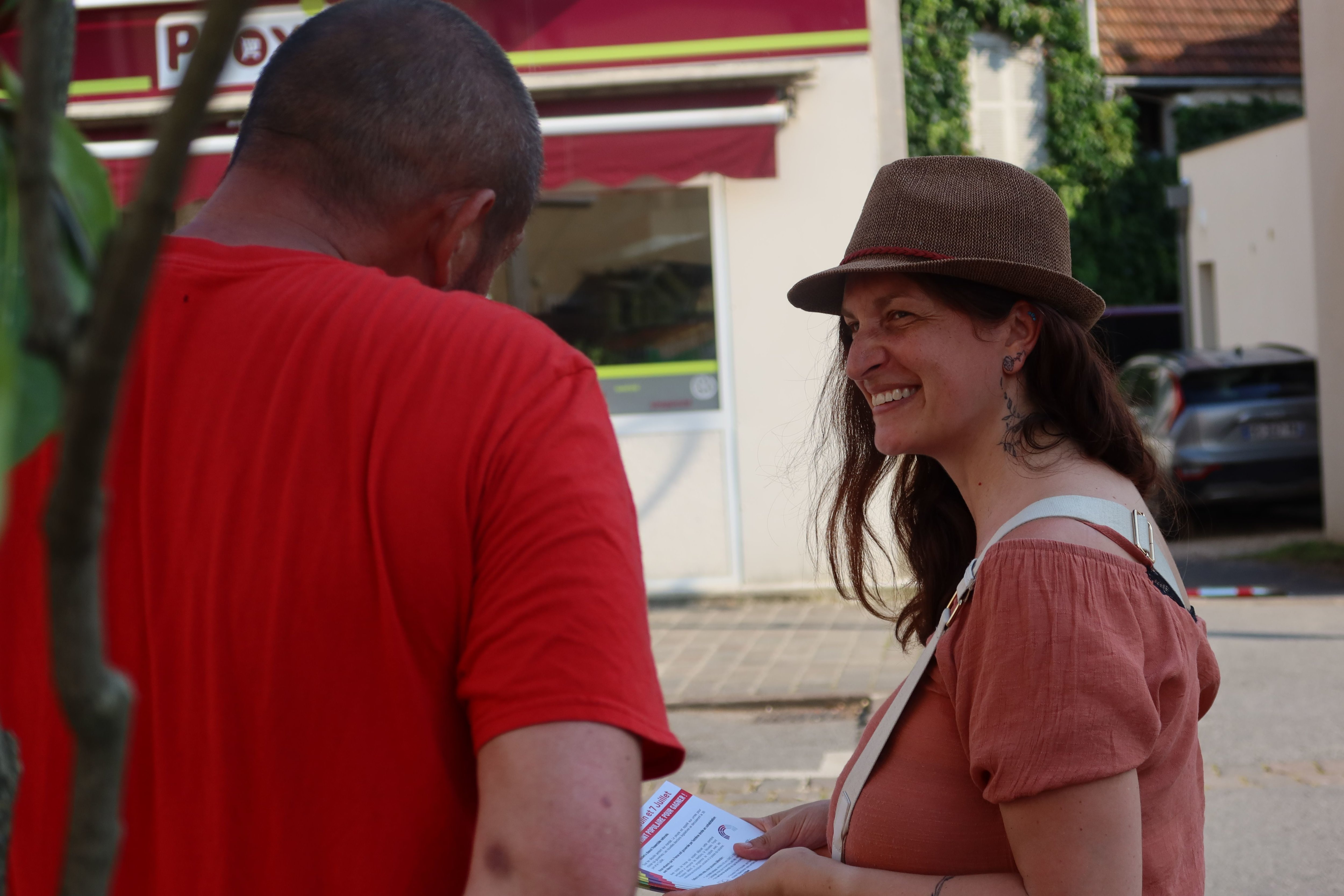 Saâcy-sur-Marne, mercredi 27 juin 2024. Laurie Caenbergs est la candidate LFI-NFP dans la cinquième circonscription (Coulommiers) de Seine-et-Marne. Avec son équipe, elle a distribué des tracts et discuté avec des électeurs dans un secteur où le RN réalise de gros scores. LP/Sébastien Roselé