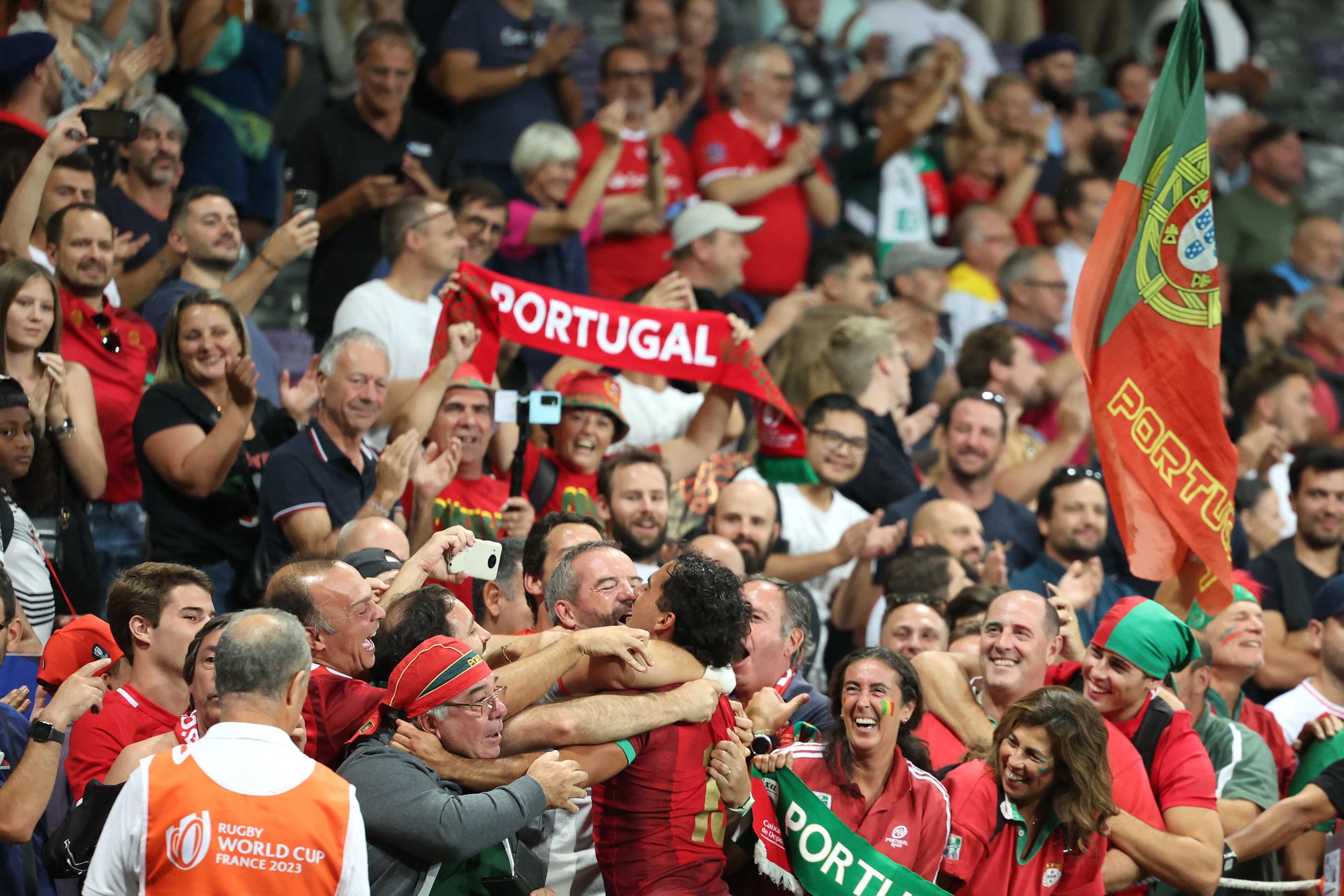 Ils étaient 3,5 millions devant le petit écran pour suivre le match Fidji-Portugal qui s'est soldé par une victoire portugaise inattendue, ce qui a permis à M 6 de prendre la tête des audiences ce dimanche 8 octobre. AFP/Charly Triballeau