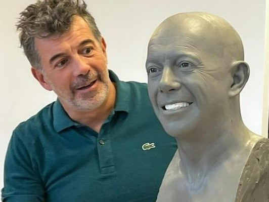 Stéphane Plaza avait posté mercredi sur Instagram une photo dévoilant la fabrication de la statue de cire à son effigie. Instagram