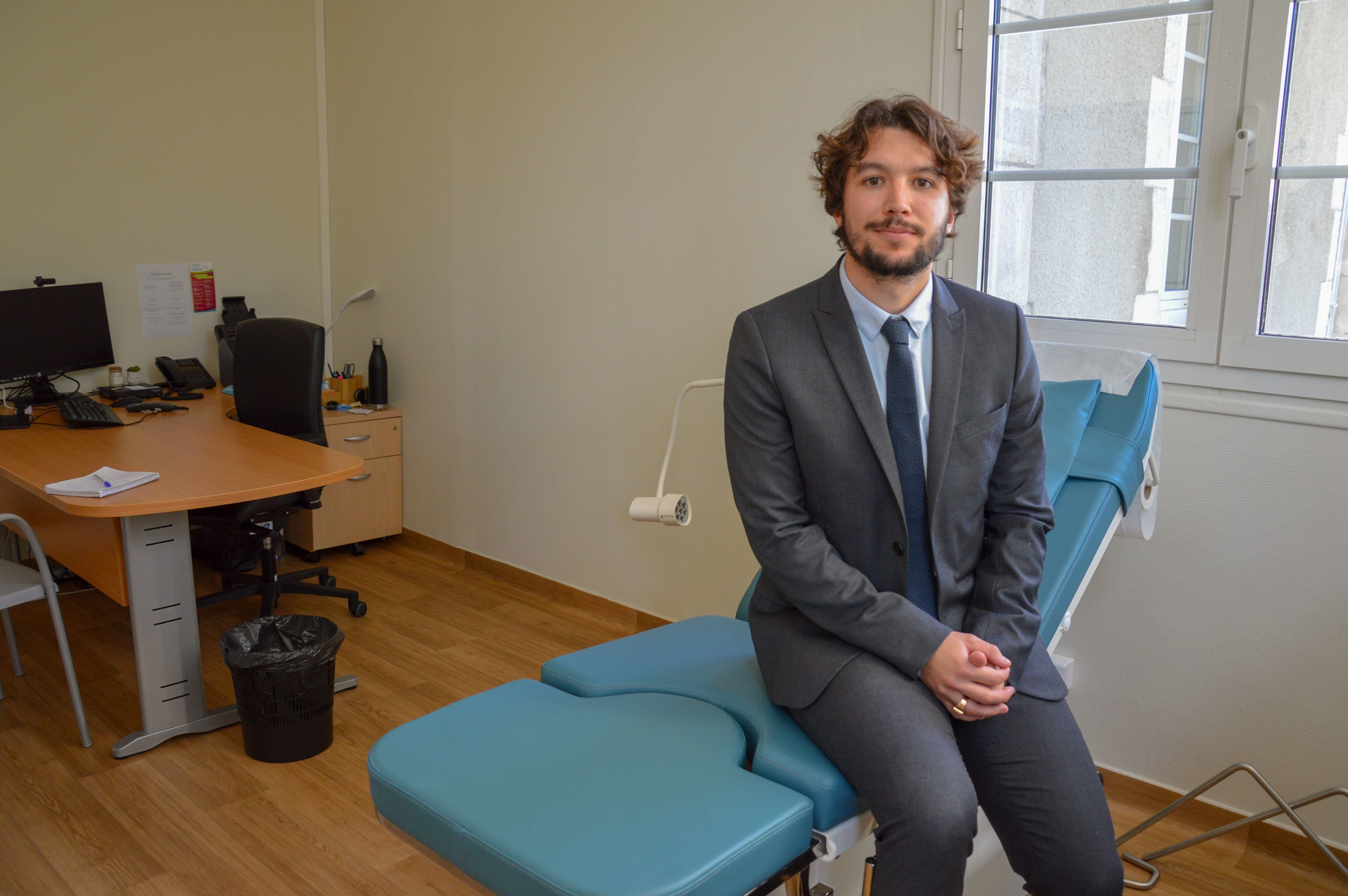 Maxime Bouriat, médecin légiste et chef de service de l’Unité médico-judiciaire de La Rochelle, dans la salle de consultation des nouveaux locaux. LP/Amélia Blanchot