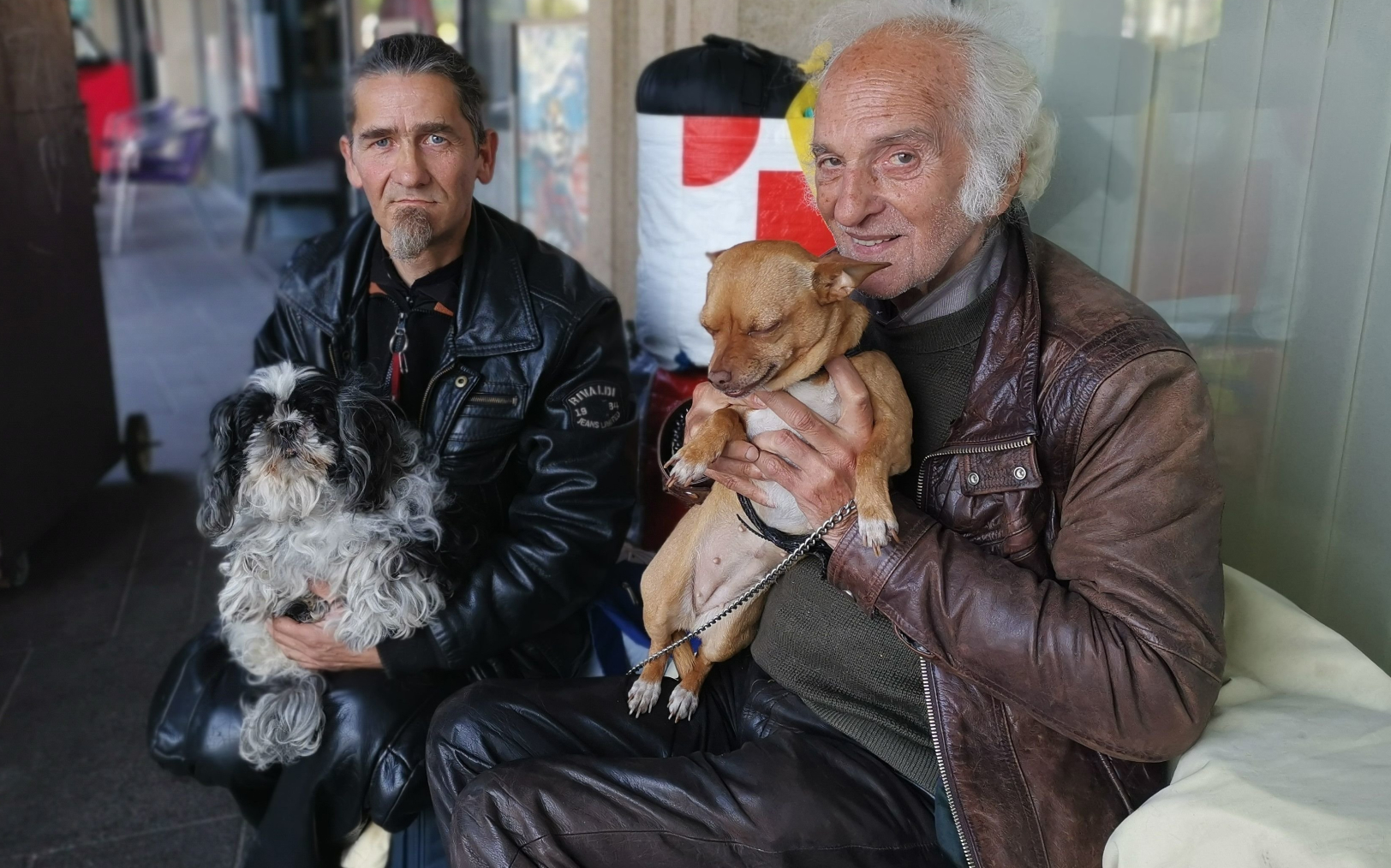 Depuis le début de l’année 2023, Michel Lebeau (à droite), 80 ans, et Christophe Christall, 52 ans, vivent dans la rue, près de la gare de Lyon. Une cagnotte à été lancée pour les soutenir. LP/Pauline Darvey