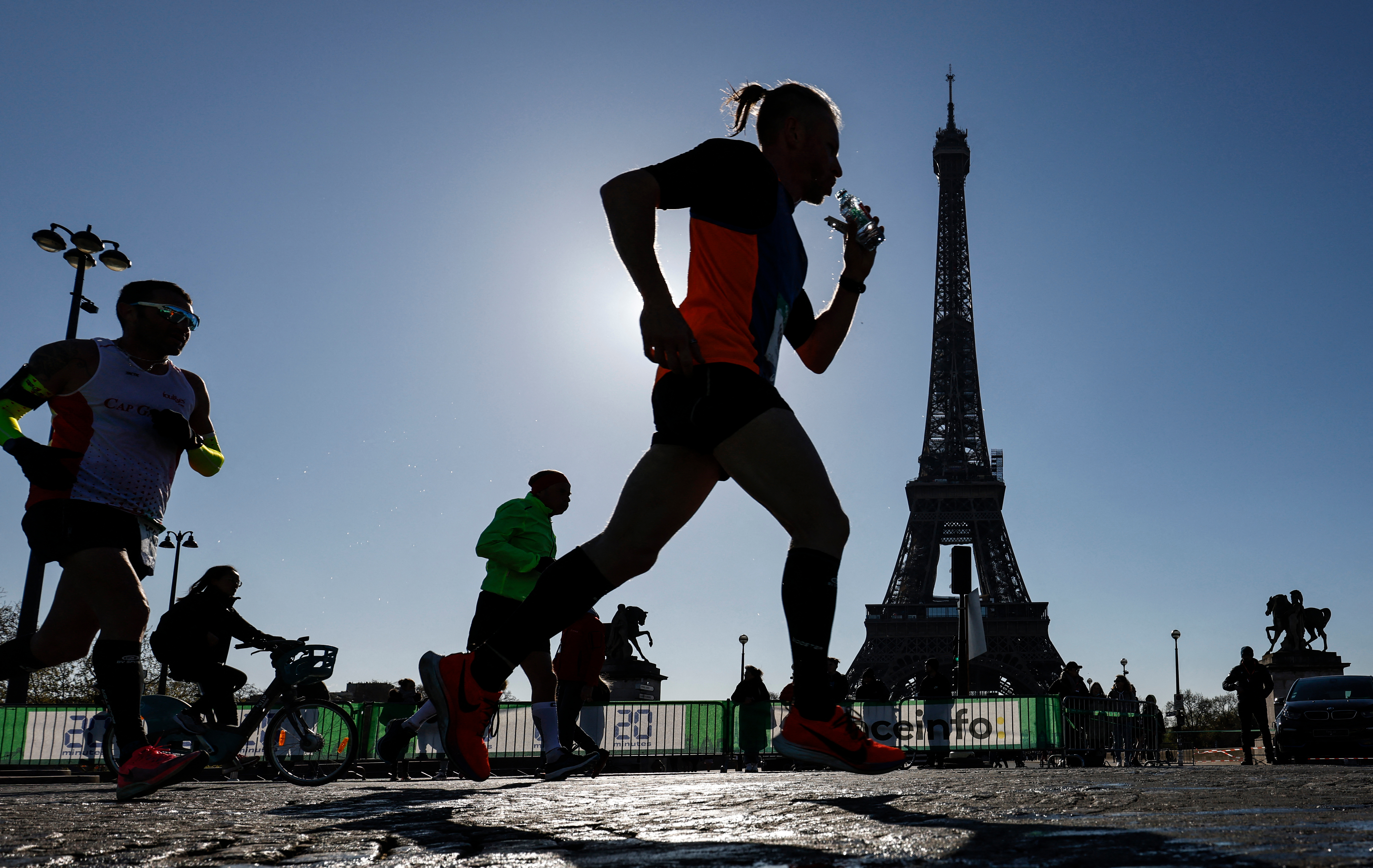 52 000 participants se préparent à courir 42,195 km dans les rues de Paris ce dimanche. AFP/Sameer Al-DOUMY