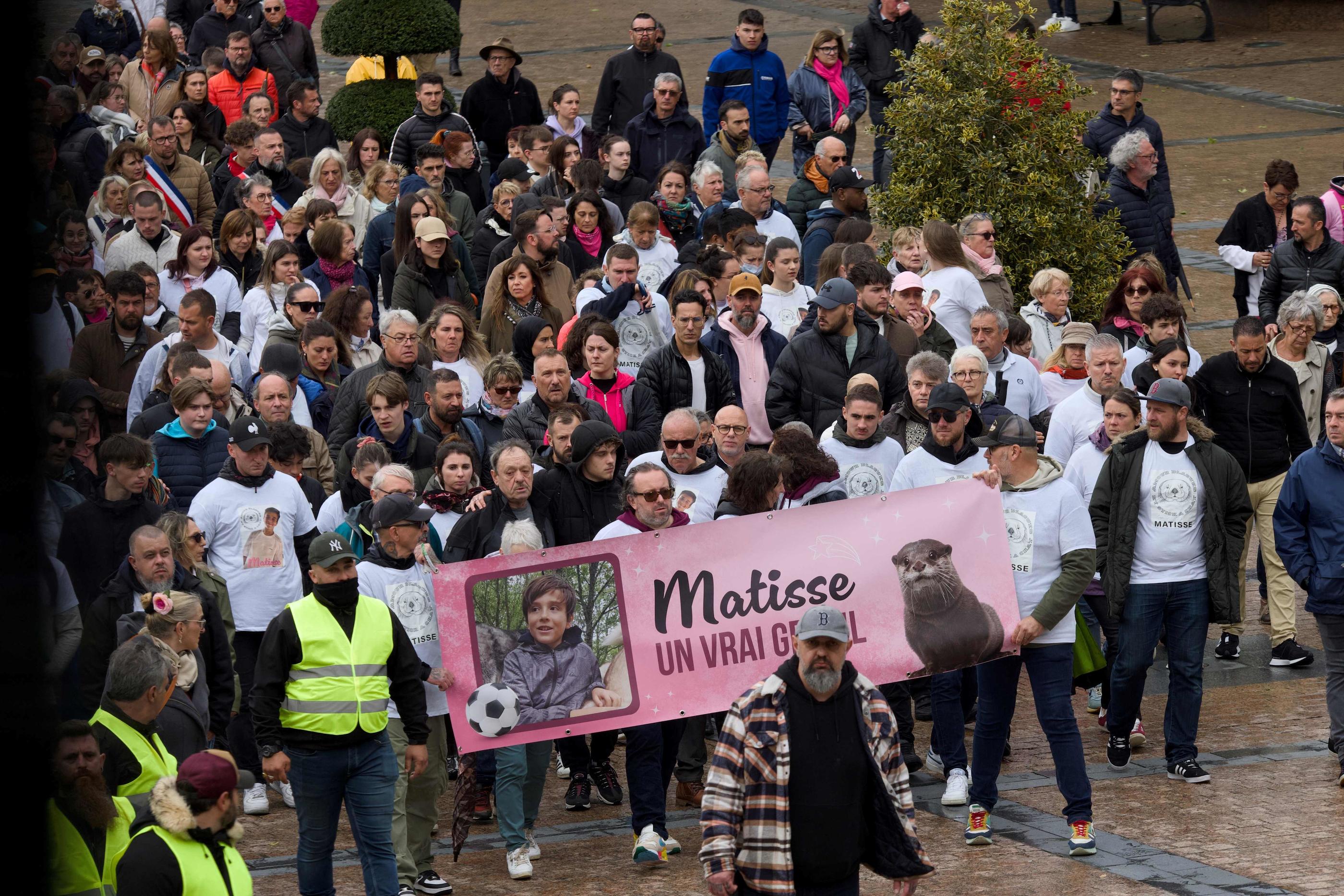 Ce samedi 4 mai 2024, 8000 personnes ont effectué une marche blanche à Châteauroux (Indre) en mémoire de Matisse, 15 ans, tué à coups de couteau par un garçon du même âge. AFP/ Guillaume Souvant