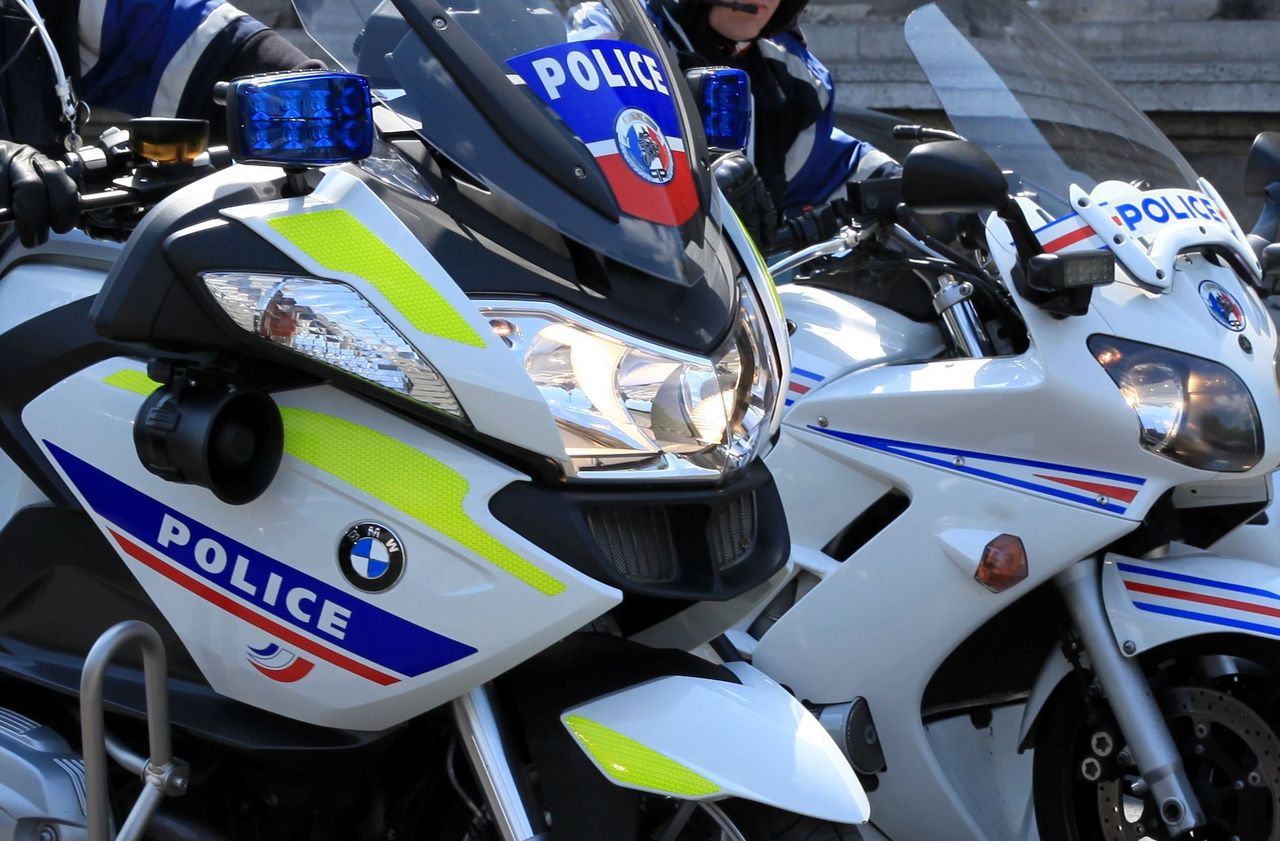 La conductrice de 14 ans à l'origine d'une longue course-poursuite avec les forces de l'ordre depuis Thiais a fini par être interpellée dans l'Essonne par les policiers à moto du Val-de-Marne (illustration).