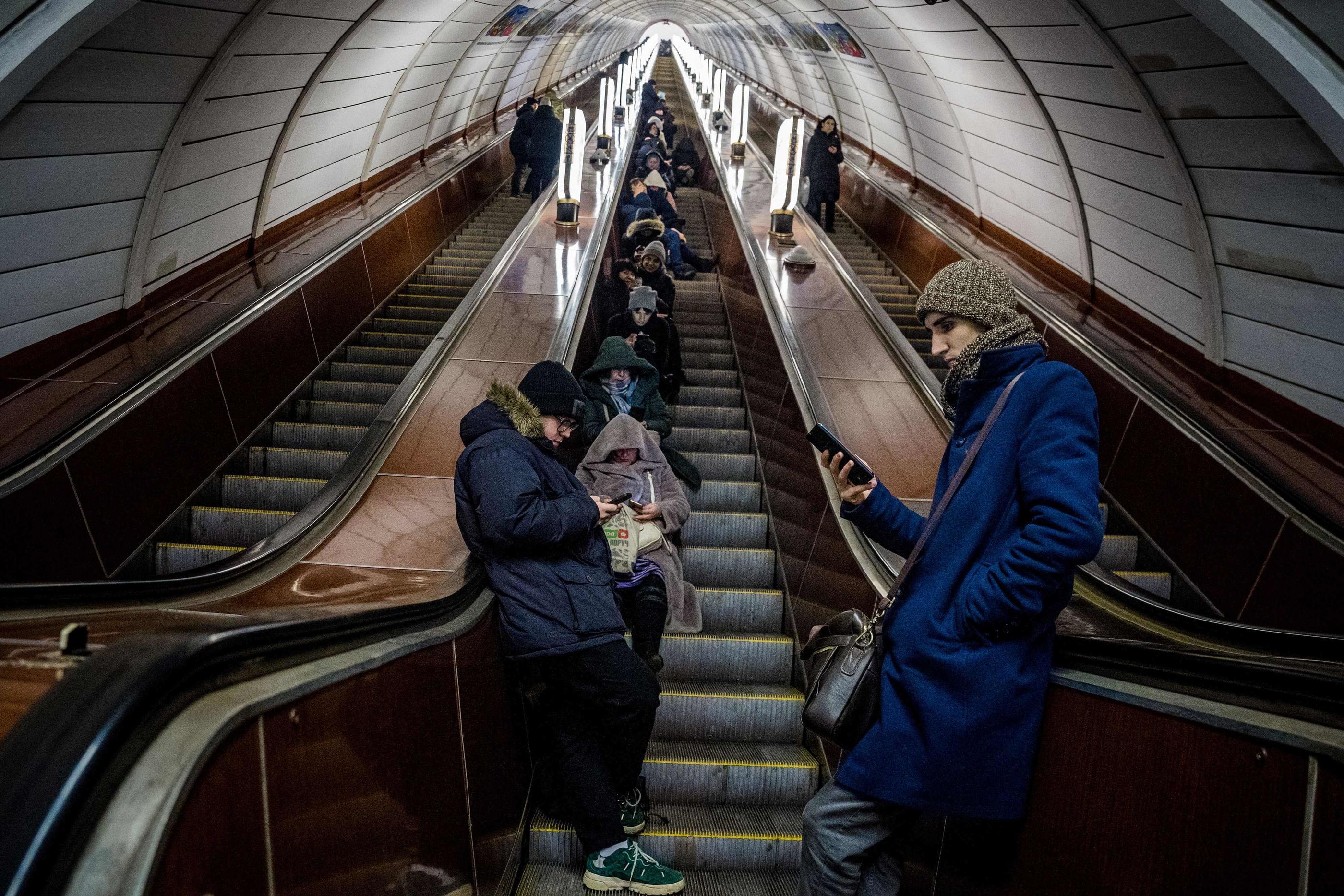 Kiev (Ukraine), le 10 février. Des habitants se sont réfugiés dans une station de métro. Les sirènes antiaériennes ont résonné plusieurs fois dans la capitale ukrainienne. AFP/Dimitar Dilkoff