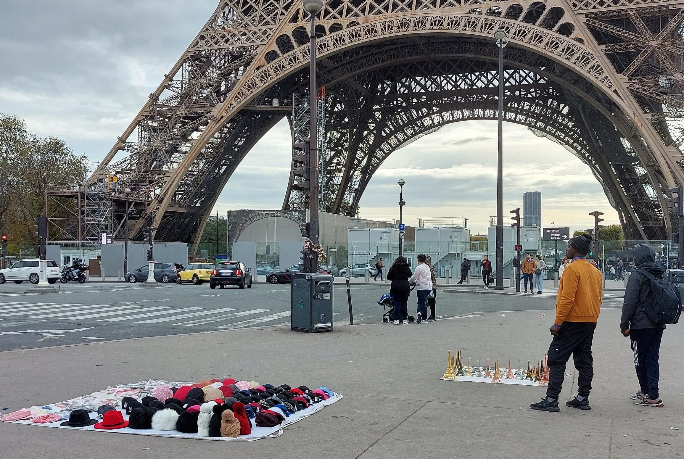 Des opérations de police sont régulièrement menées contre les vendeurs à la sauvette qui déballent leurs souvenirs au pied de la tour Eiffel. (Illustration) LP/Florian Loisy
